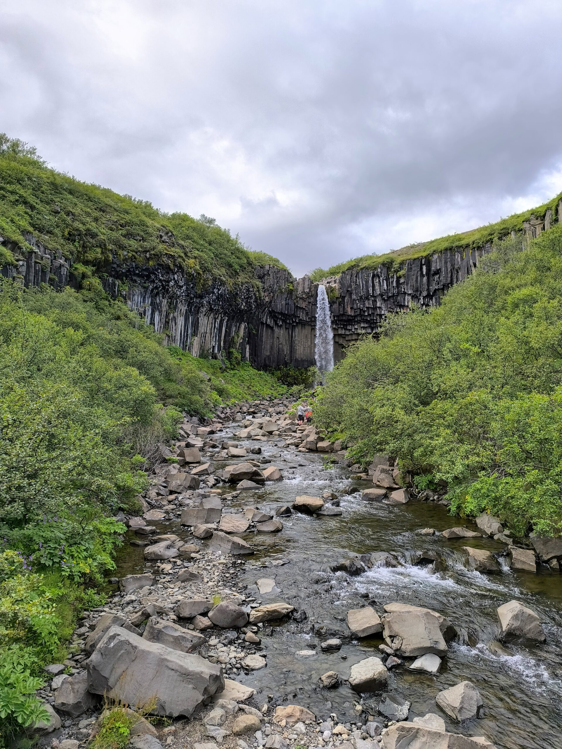 L'emblématique cascade basaltique de Svartifoss l emblematique cascade basaltique de svartifoss islande 3 scaled l-emblematique-cascade-basaltique-de-svartifoss-islande-3