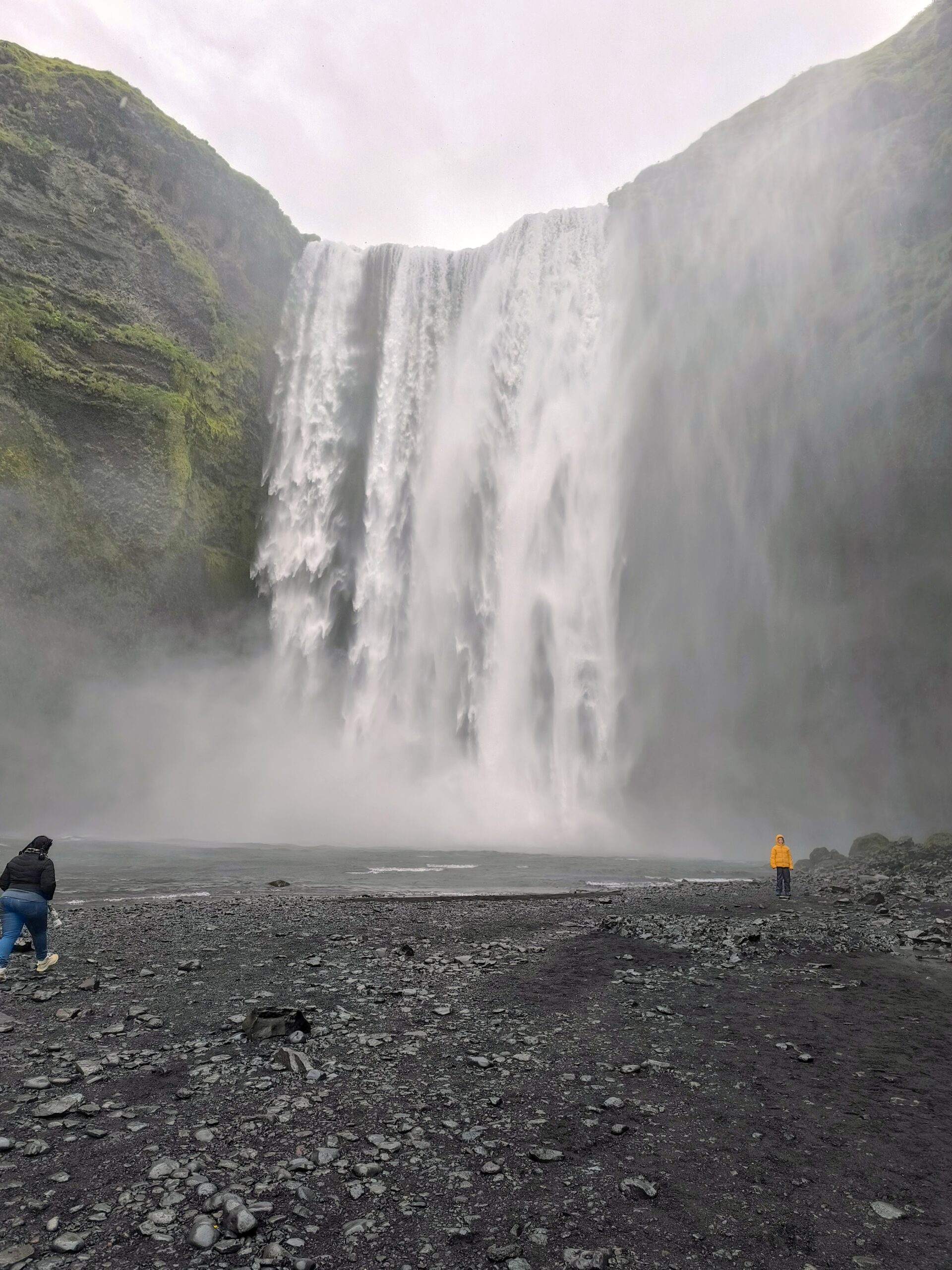 La bruineuse cascade de Skógafoss la bruineuse cascade de skogafoss islande 2 scaled la-bruineuse-cascade-de-skogafoss-islande-2