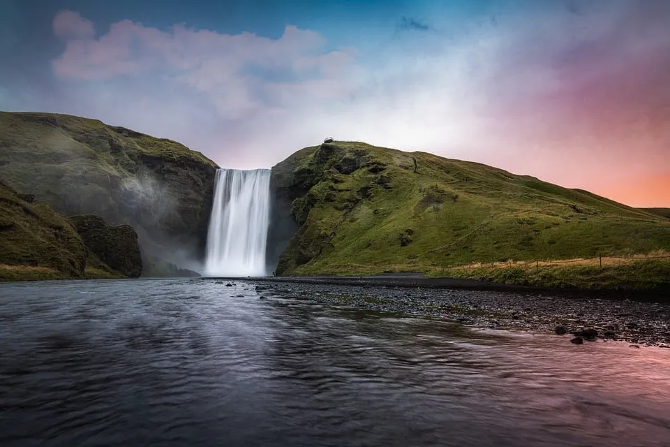 La bruineuse cascade de Skógafoss la bruineuse cascade de skogafoss islande 3 la-bruineuse-cascade-de-skogafoss-islande-3
