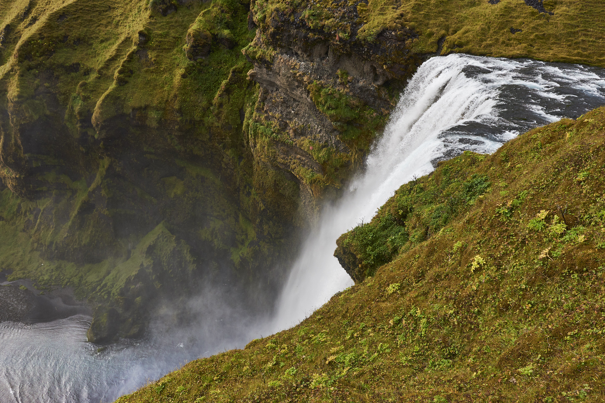 La bruineuse cascade de Skógafoss la bruineuse cascade de skogafoss islande 6 la-bruineuse-cascade-de-skogafoss-islande-6