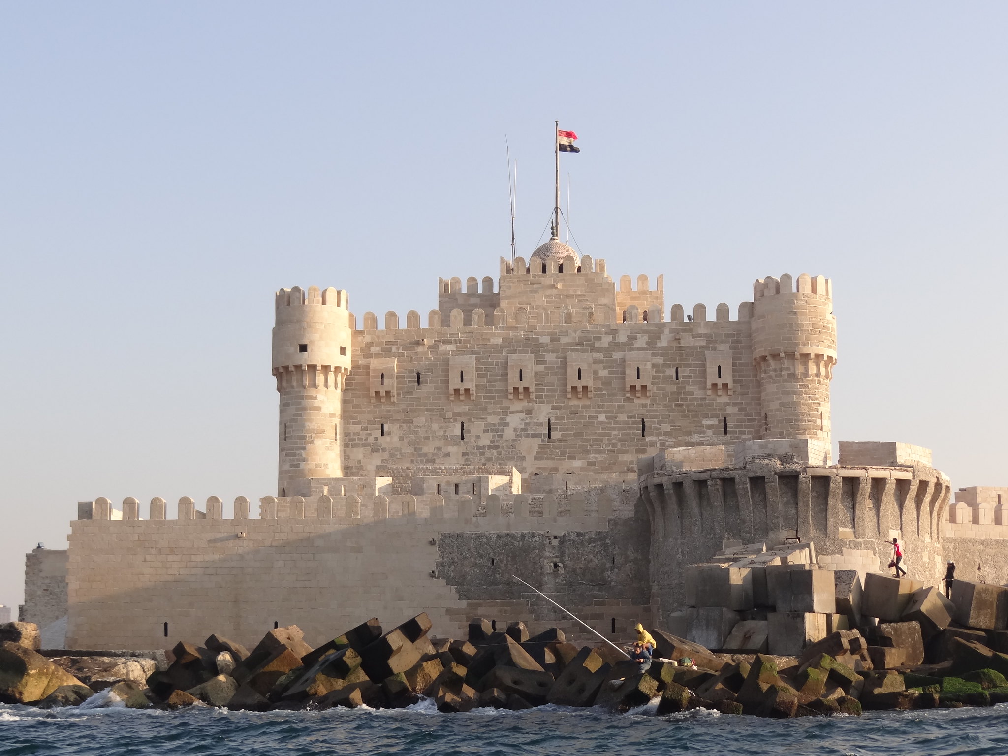 La citadelle de Qaitbay sur les ruines du phare d'Alexandrie la citadelle de qaitbay sur les ruines du phare d alexandrie pharos egypte 6 la-citadelle-de-qaitbay-sur-les-ruines-du-phare-d-alexandrie-pharos-egypte-6