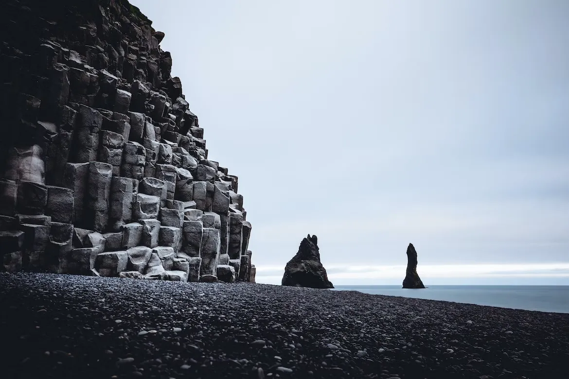 La magnifique plage de sable noir de Reynisfjara la magnifique plage de sable noir de reynisfjara vik islande 1 la-magnifique-plage-de-sable-noir-de-reynisfjara-vik-islande-1.