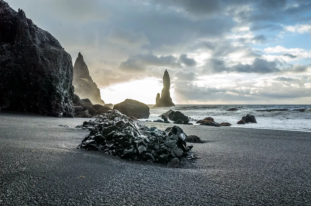 La magnifique plage de sable noir de Reynisfjara la magnifique plage de sable noir de reynisfjara vik islande 13 la-magnifique-plage-de-sable-noir-de-reynisfjara-vik-islande-13