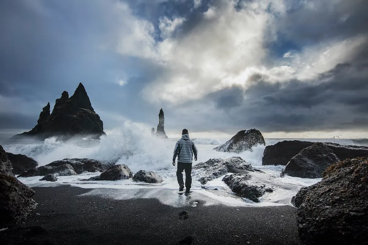La magnifique plage de sable noir de Reynisfjara la magnifique plage de sable noir de reynisfjara vik islande 6 la-magnifique-plage-de-sable-noir-de-reynisfjara-vik-islande-6
