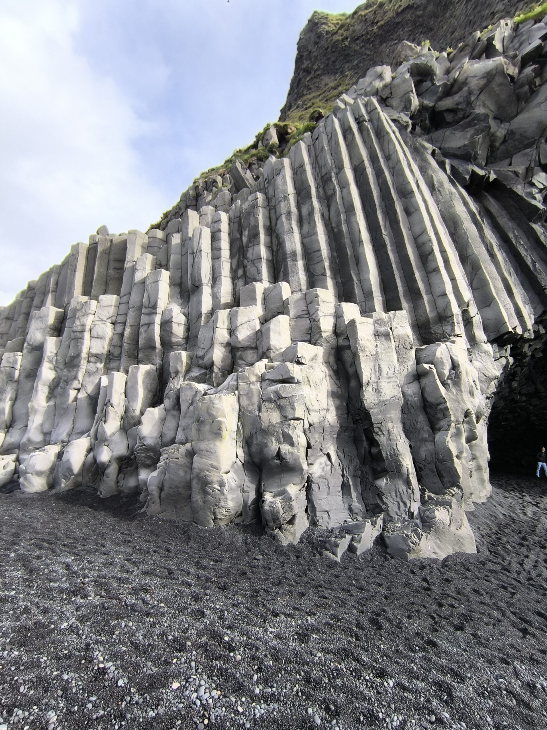 La magnifique plage de sable noir de Reynisfjara la magnifique plage de sable noir de reynisfjara vik islande 8 scaled la-magnifique-plage-de-sable-noir-de-reynisfjara-vik-islande-8