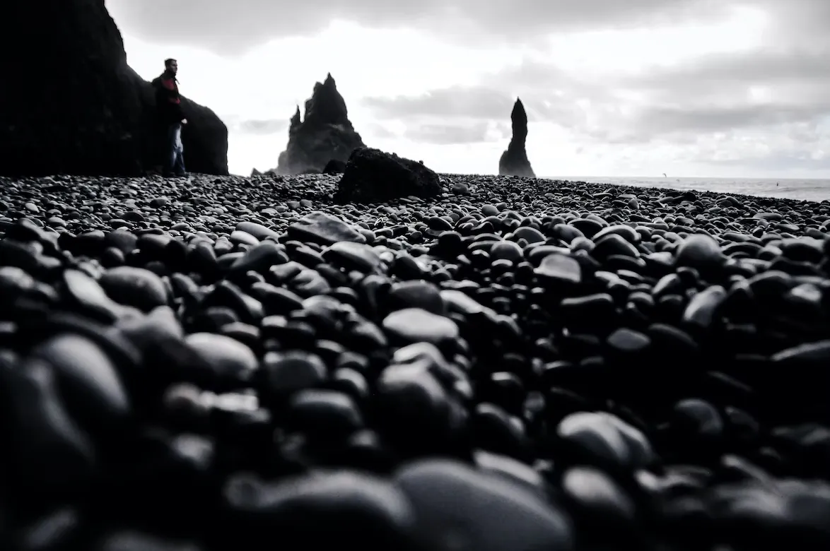 La magnifique plage de sable noir de Reynisfjara la magnifique plage de sable noir de reynisfjara vik islande 9 la-magnifique-plage-de-sable-noir-de-reynisfjara-vik-islande-9