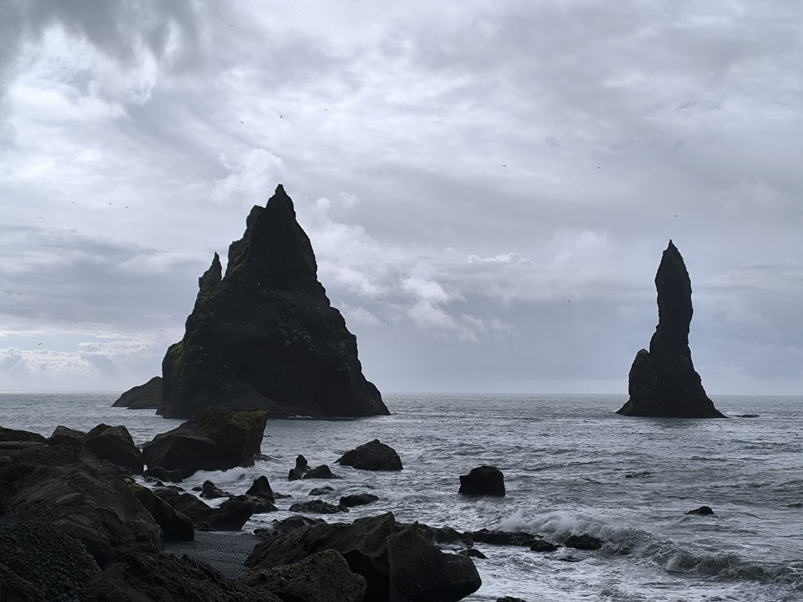 La magnifique plage de sable noir de Reynisfjara la magnifique plage de sable noir de reynisfjara vik islande dyrholaey 2 scaled la-magnifique-plage-de-sable-noir-de-reynisfjara-vik-islande-dyrholaey-2