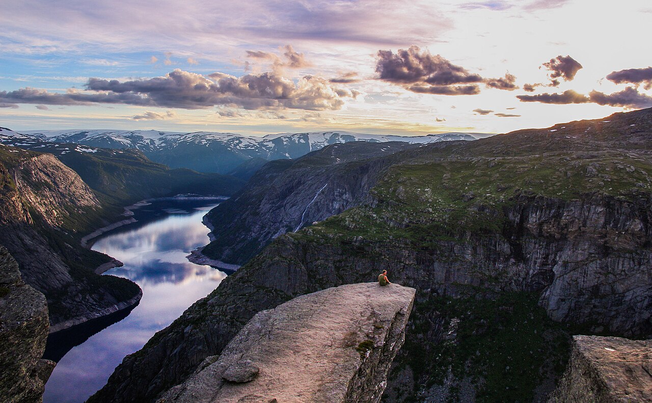 trolltunga coucher soleil ringedalsvatnet Trolltunga au coucher du soleil, corniche rocheuse dominant le lac Ringedalsvatnet en Norvège