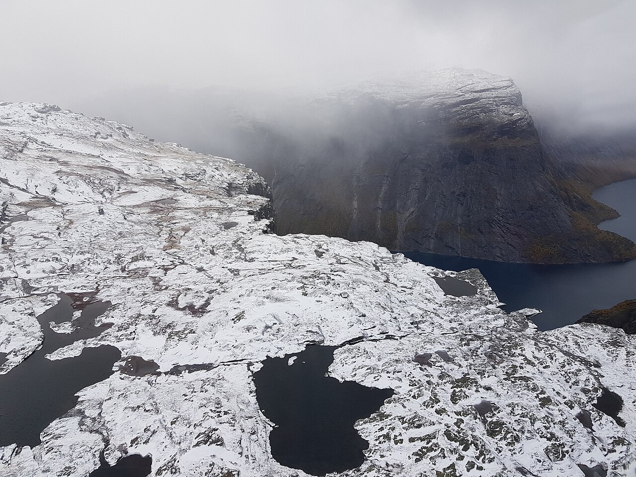 trolltunga vue aerienne falaise norvege Vue aérienne de Trolltunga et de sa falaise gigantesque au-dessus du lac Ringedalsvatnet