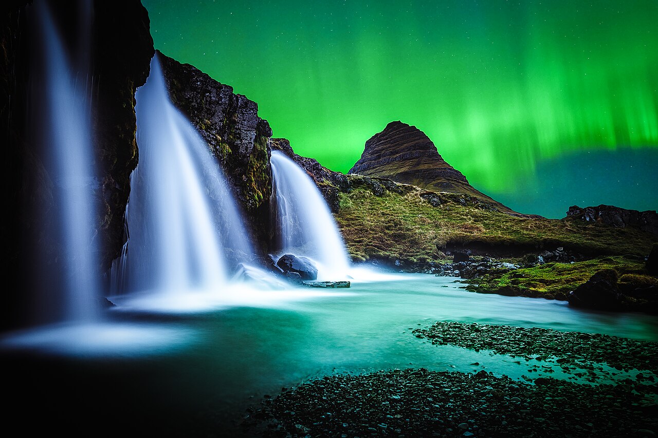 Aurore boréale sur Kirkjufell et Kirkjufellsfoss Aurore boréale au-dessus de Kirkjufell et de la cascade Kirkjufellsfoss en Islande