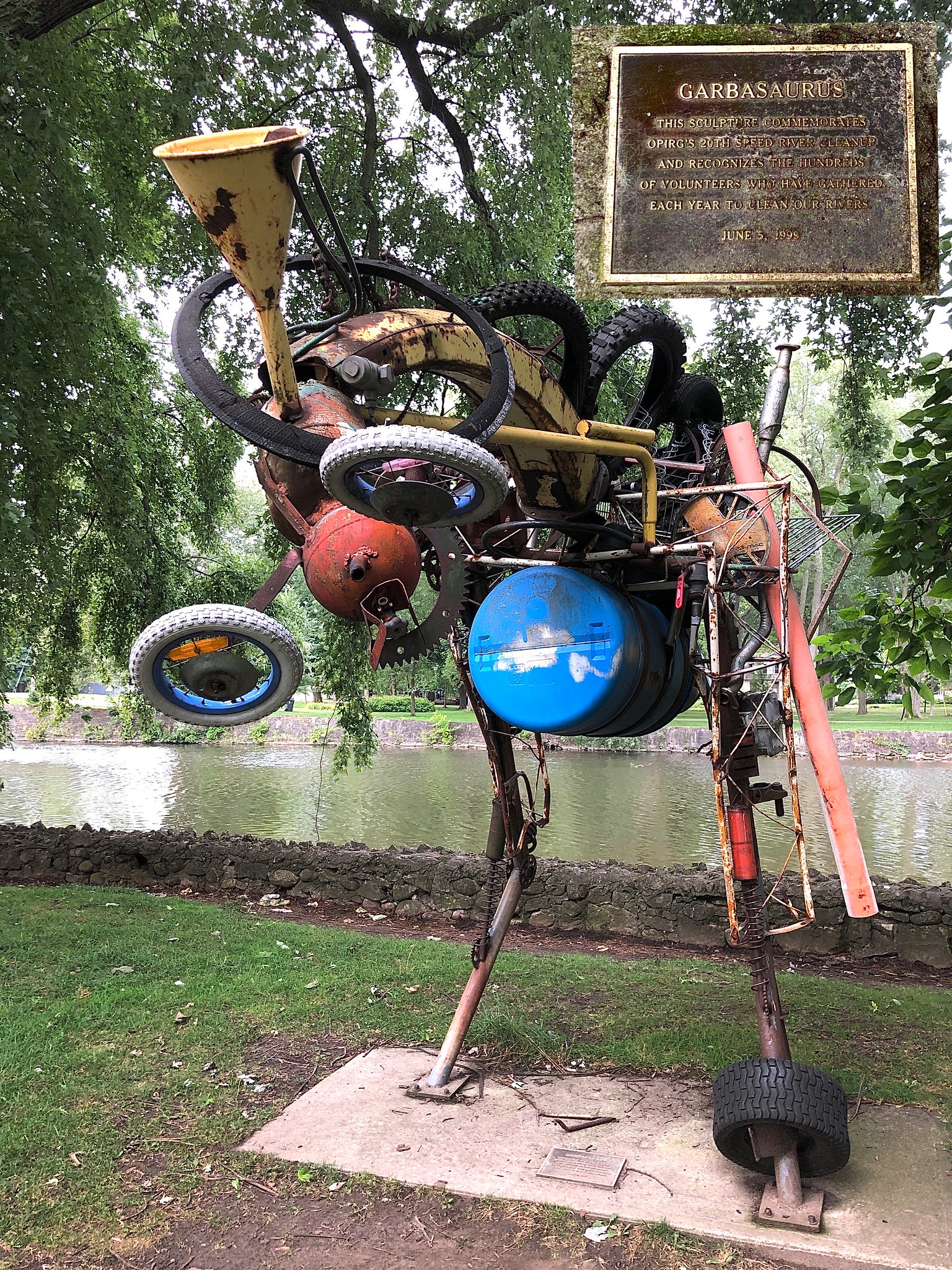 Garbasaurus, sculpture de déchets de Guelph garbasaurus sculpture de dechets de guelph ontario garbasaurus-sculpture-de-dechets-de-guelph-ontario