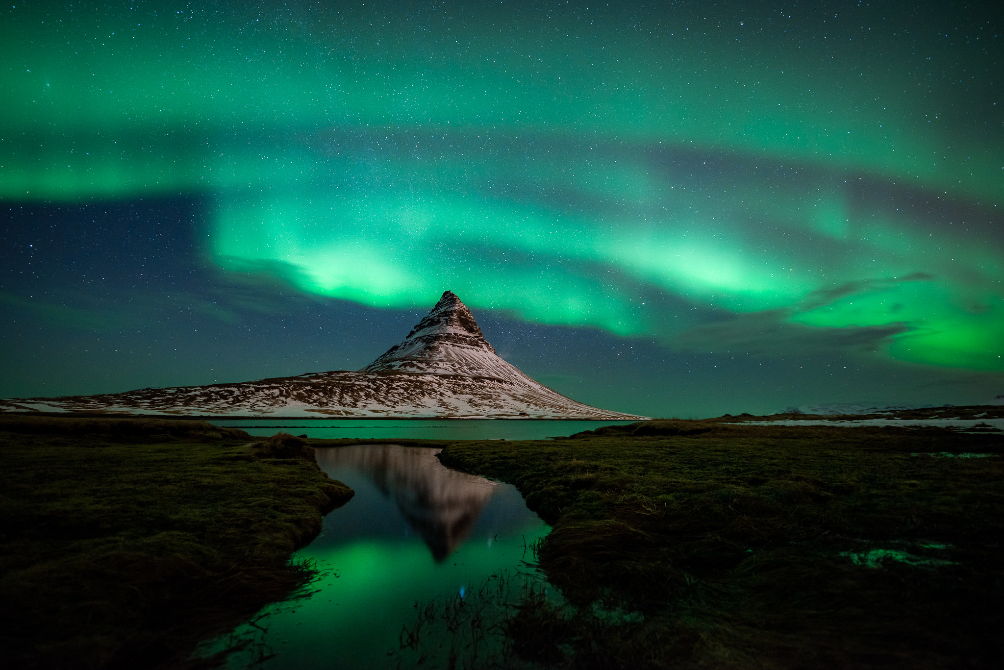 Kirkjufell, montagne en forme de pyramide emblématique d'Islande kirkjufell montagne en forme de pyramide emblematique dislande snaefellnes 1 kirkjufell-montagne-en-forme-de-pyramide-emblematique-dislande-snaefellnes-1