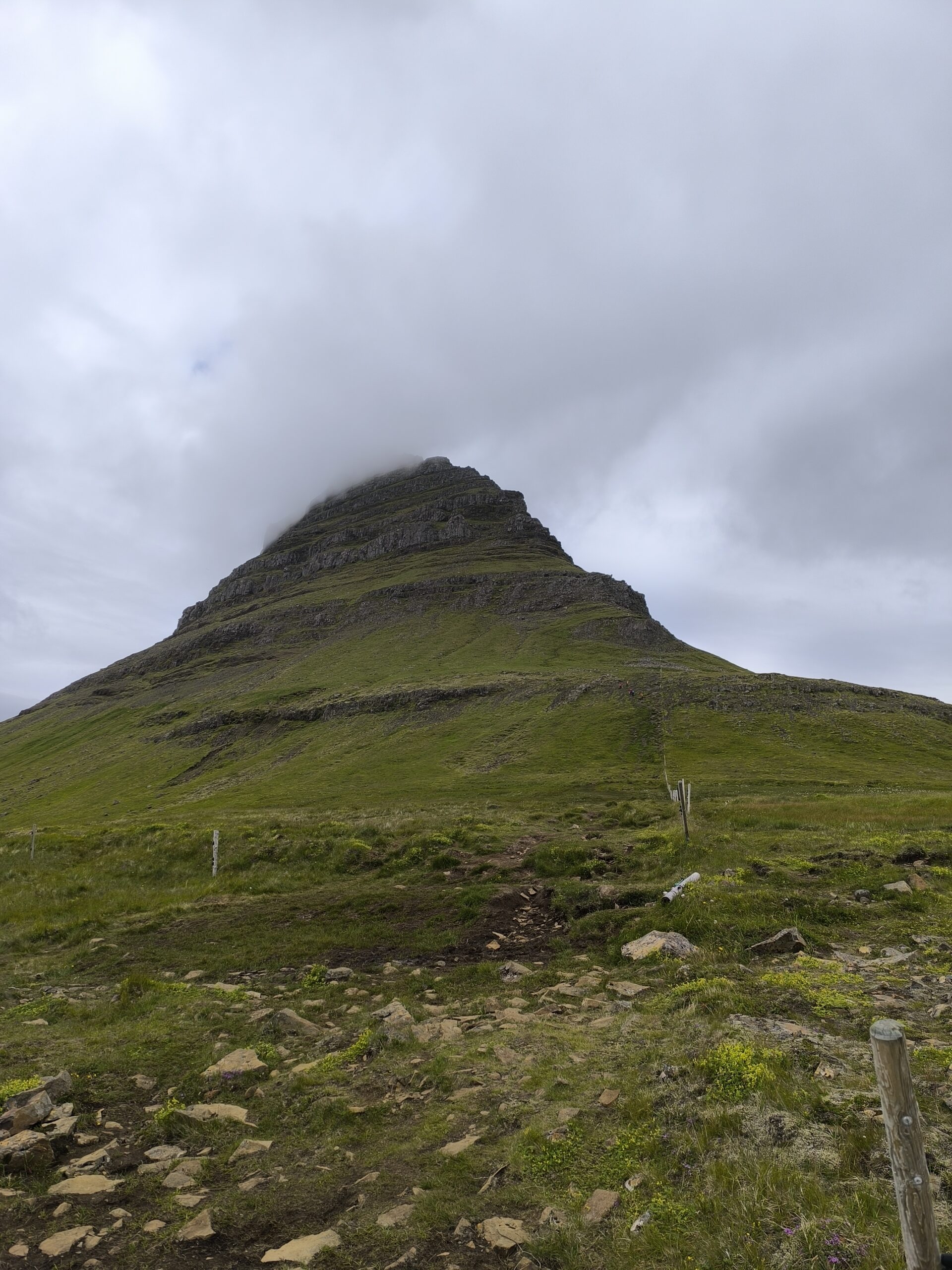 Kirkjufell, montagne en forme de pyramide emblématique d'Islande kirkjufell montagne en forme de pyramide emblematique dislande snaefellnes 10 scaled kirkjufell-montagne-en-forme-de-pyramide-emblematique-dislande-snaefellnes-10