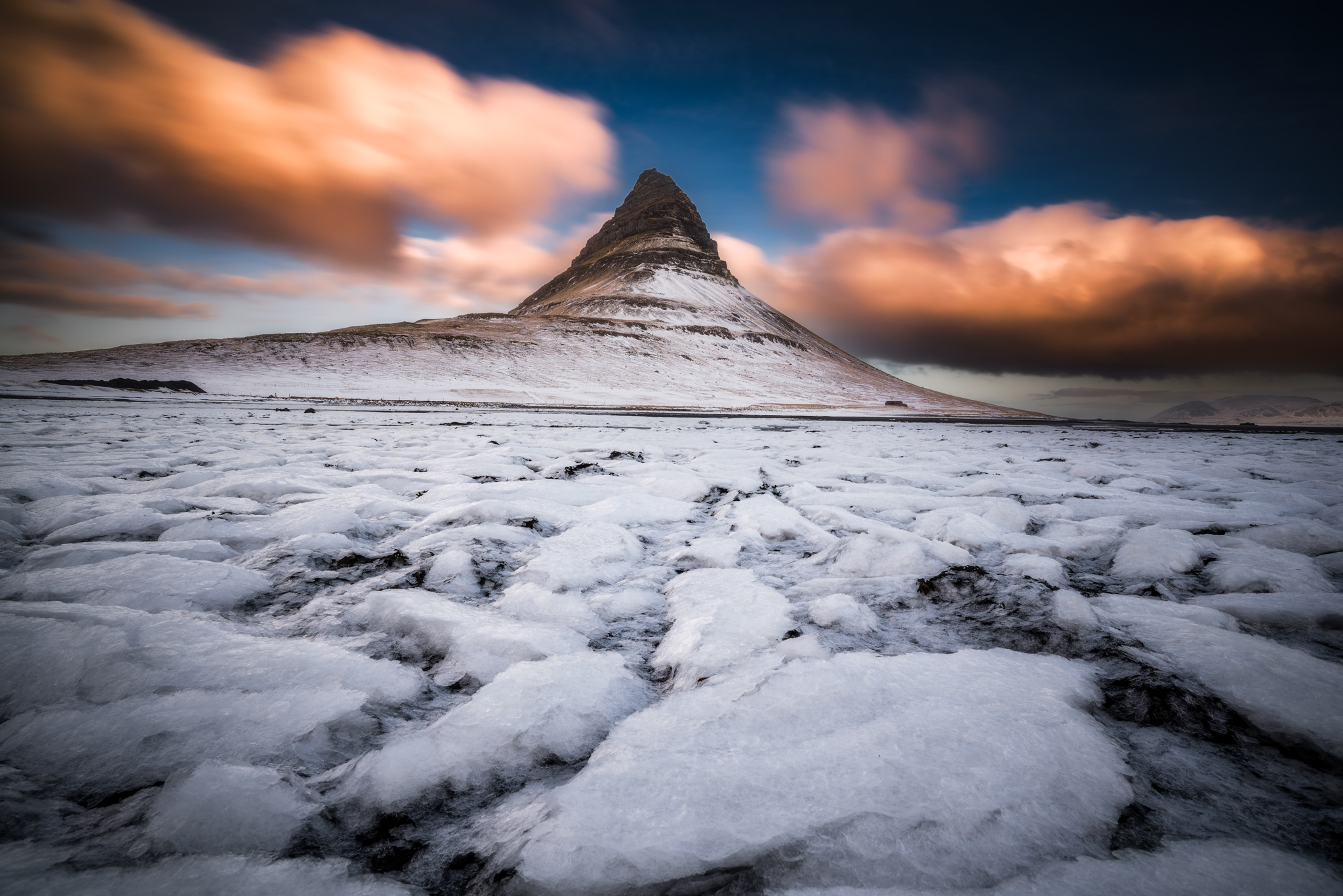 Kirkjufell, montagne en forme de pyramide emblématique d'Islande kirkjufell montagne en forme de pyramide emblematique dislande snaefellnes 11 kirkjufell-montagne-en-forme-de-pyramide-emblematique-dislande-snaefellnes-11.