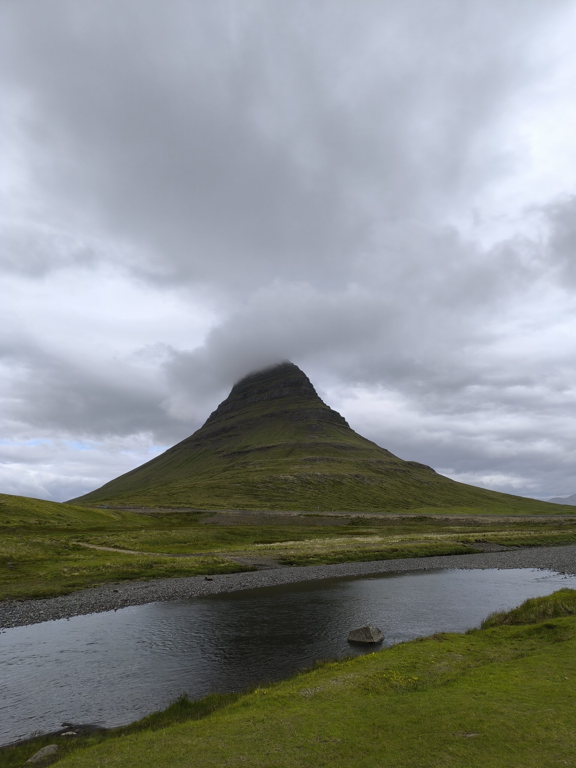 Kirkjufell, montagne en forme de pyramide emblématique d'Islande kirkjufell montagne en forme de pyramide emblematique dislande snaefellnes 2 scaled kirkjufell-montagne-en-forme-de-pyramide-emblematique-dislande-snaefellnes-2