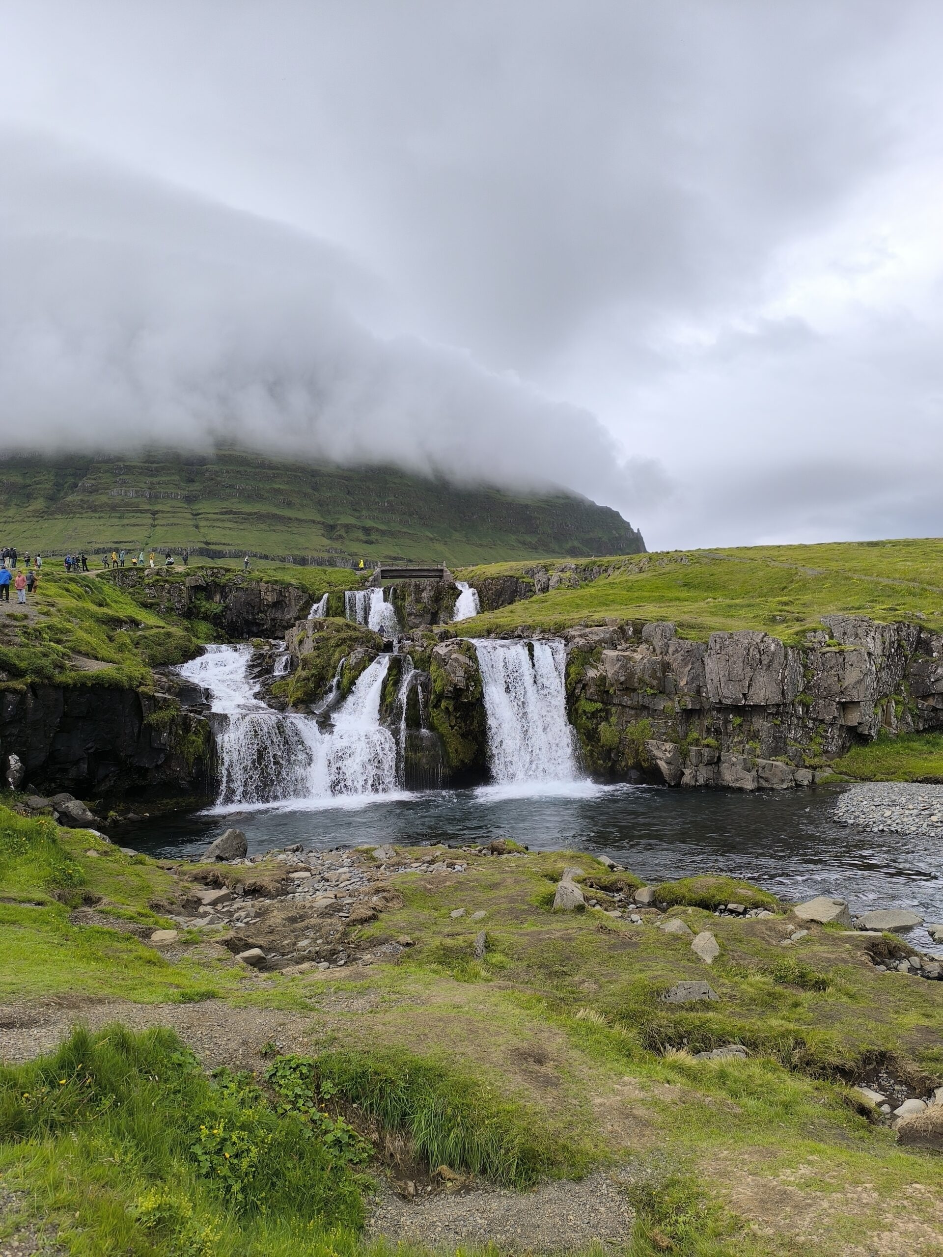 Kirkjufell, montagne en forme de pyramide emblématique d'Islande kirkjufell montagne en forme de pyramide emblematique dislande snaefellnes 4 scaled kirkjufell-montagne-en-forme-de-pyramide-emblematique-dislande-snaefellnes-4