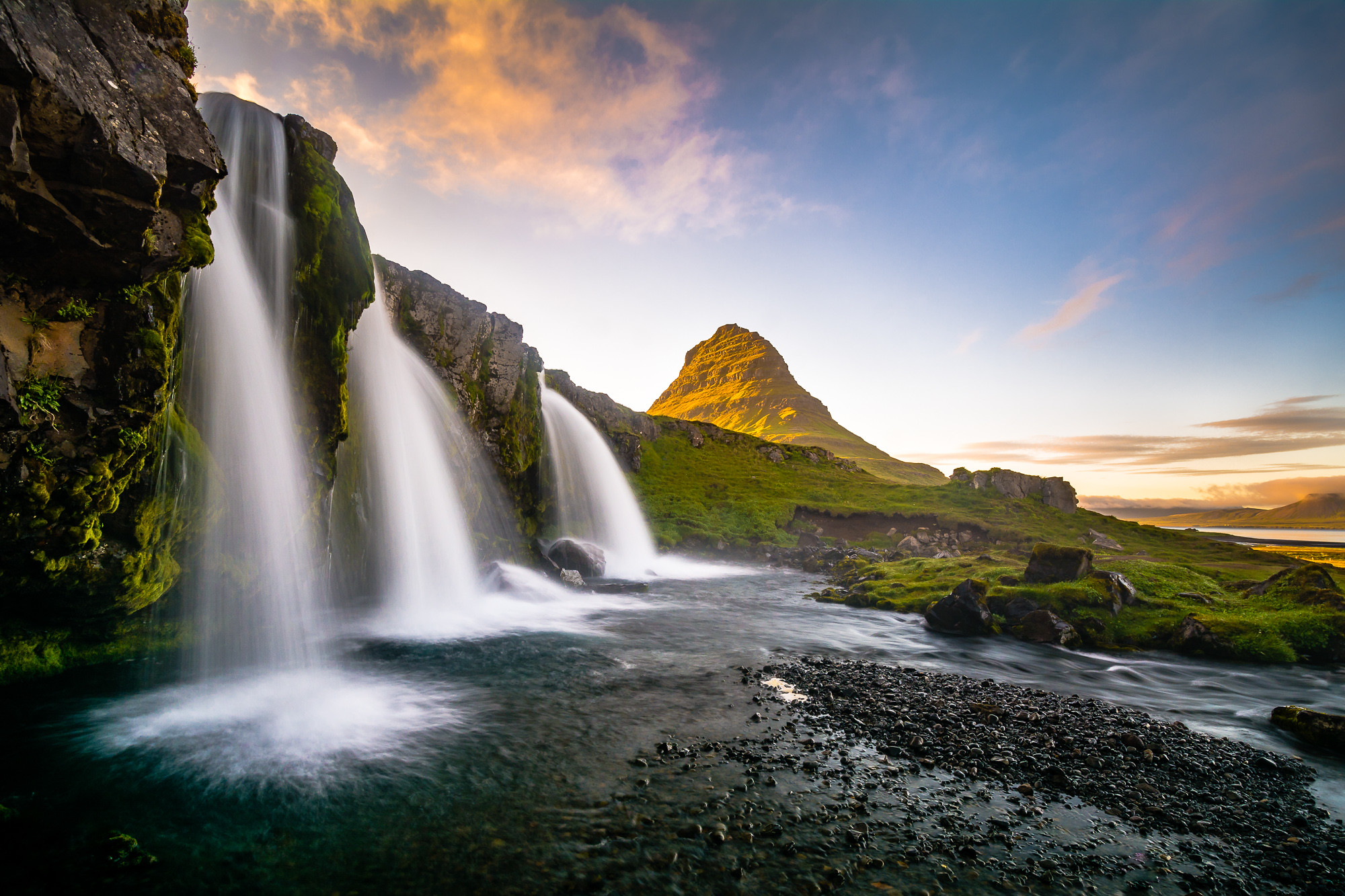 Kirkjufell, montagne en forme de pyramide emblématique d'Islande kirkjufell montagne en forme de pyramide emblematique dislande snaefellnes 6 kirkjufell-montagne-en-forme-de-pyramide-emblematique-dislande-snaefellnes-6