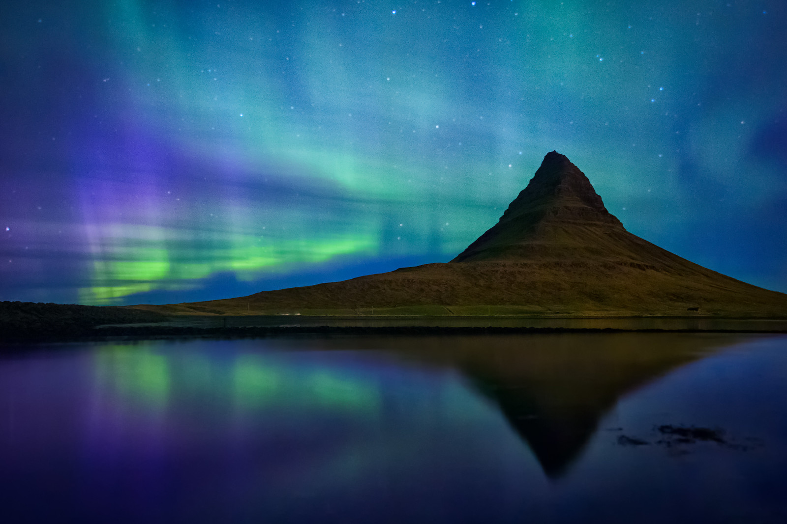 Kirkjufell, montagne en forme de pyramide emblématique d'Islande kirkjufell montagne en forme de pyramide emblematique dislande snaefellnes 8 kirkjufell-montagne-en-forme-de-pyramide-emblematique-dislande-snaefellnes-8