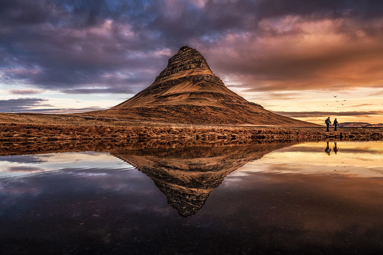 Kirkjufell et son reflet en Islande Kirkjufell et son reflet dans l’eau en Islande