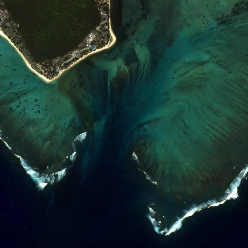 La fausse cascade sous-marine de Le Morne à l'île Maurice la fausse cascade sous marine de le morne a lile maurice 2 la-fausse-cascade-sous-marine-de-le-morne-a-lile-maurice-2