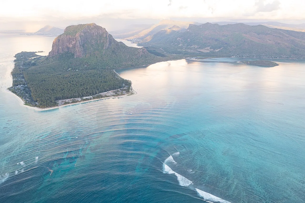 La fausse cascade sous-marine de Le Morne à l'île Maurice la fausse cascade sous marine de le morne a lile maurice 4 la-fausse-cascade-sous-marine-de-le-morne-a-lile-maurice-4