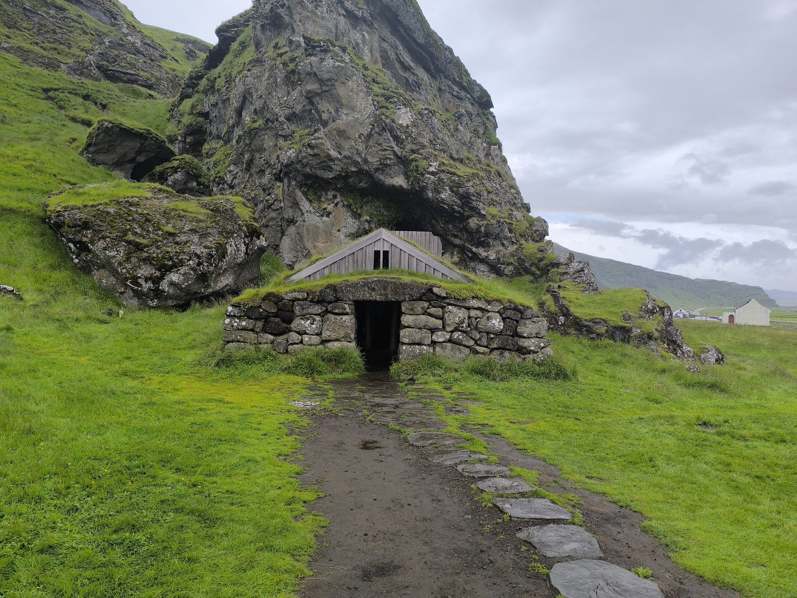 La grotte de Rútshellir et sa bergerie au toit de tourbe la grotte de rutshellir et sa bergerie au toit de tourbe islande 1 scaled la-grotte-de-rutshellir-et-sa-bergerie-au-toit-de-tourbe-islande-1