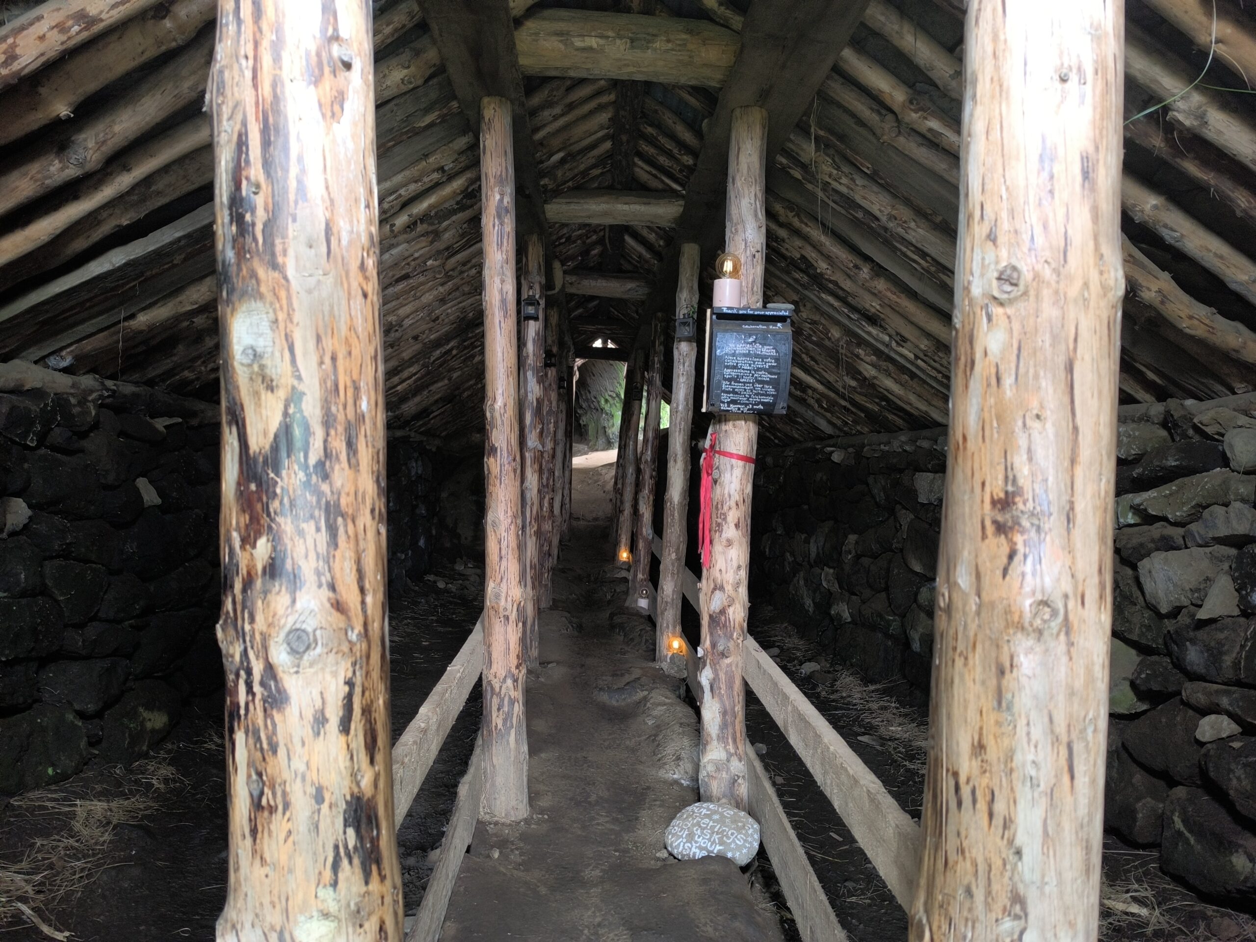 La grotte de Rútshellir et sa bergerie au toit de tourbe la grotte de rutshellir et sa bergerie au toit de tourbe islande 2 scaled la-grotte-de-rutshellir-et-sa-bergerie-au-toit-de-tourbe-islande-2