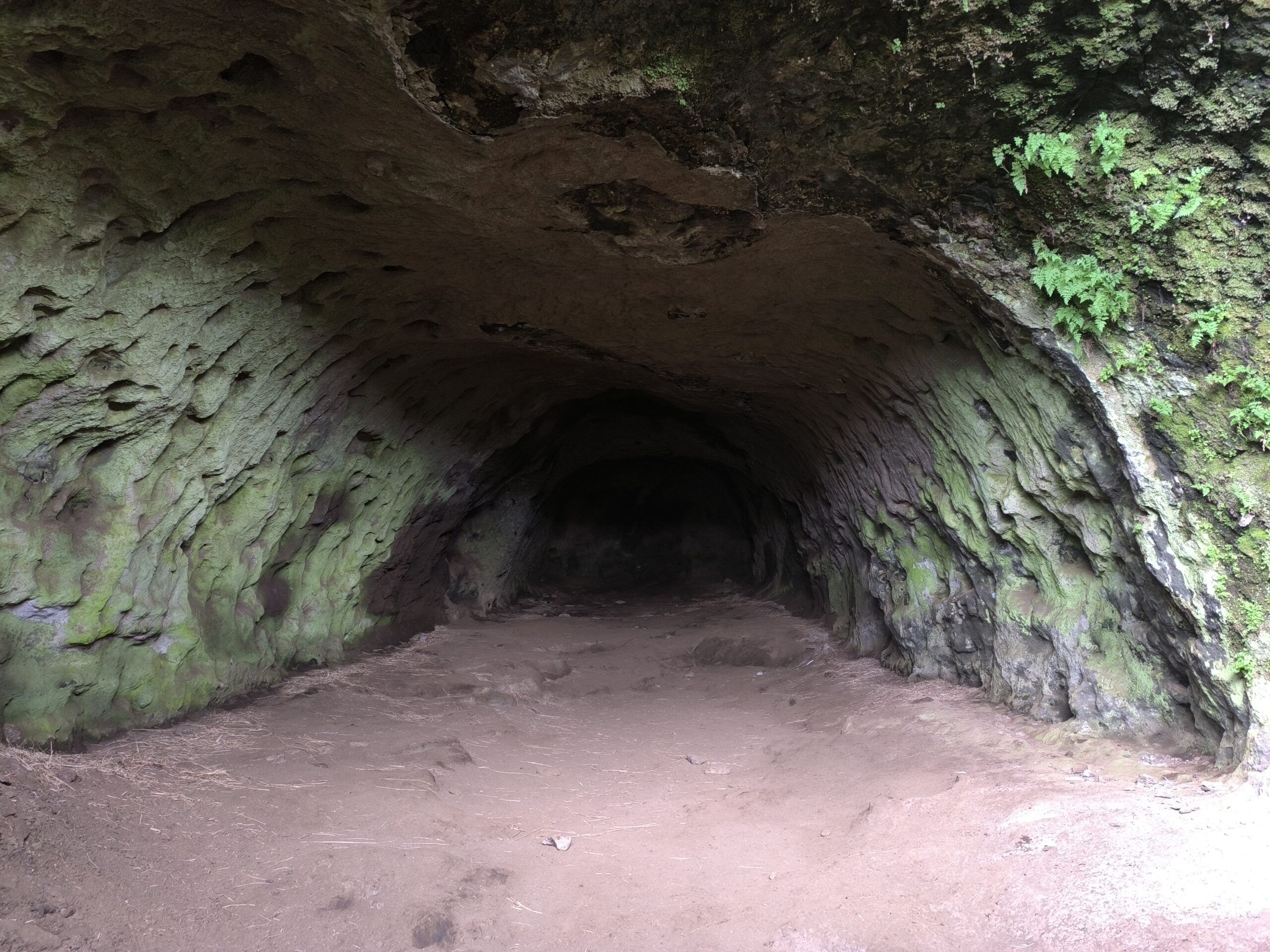 La grotte de Rútshellir et sa bergerie au toit de tourbe la grotte de rutshellir et sa bergerie au toit de tourbe islande 3 scaled la-grotte-de-rutshellir-et-sa-bergerie-au-toit-de-tourbe-islande-3