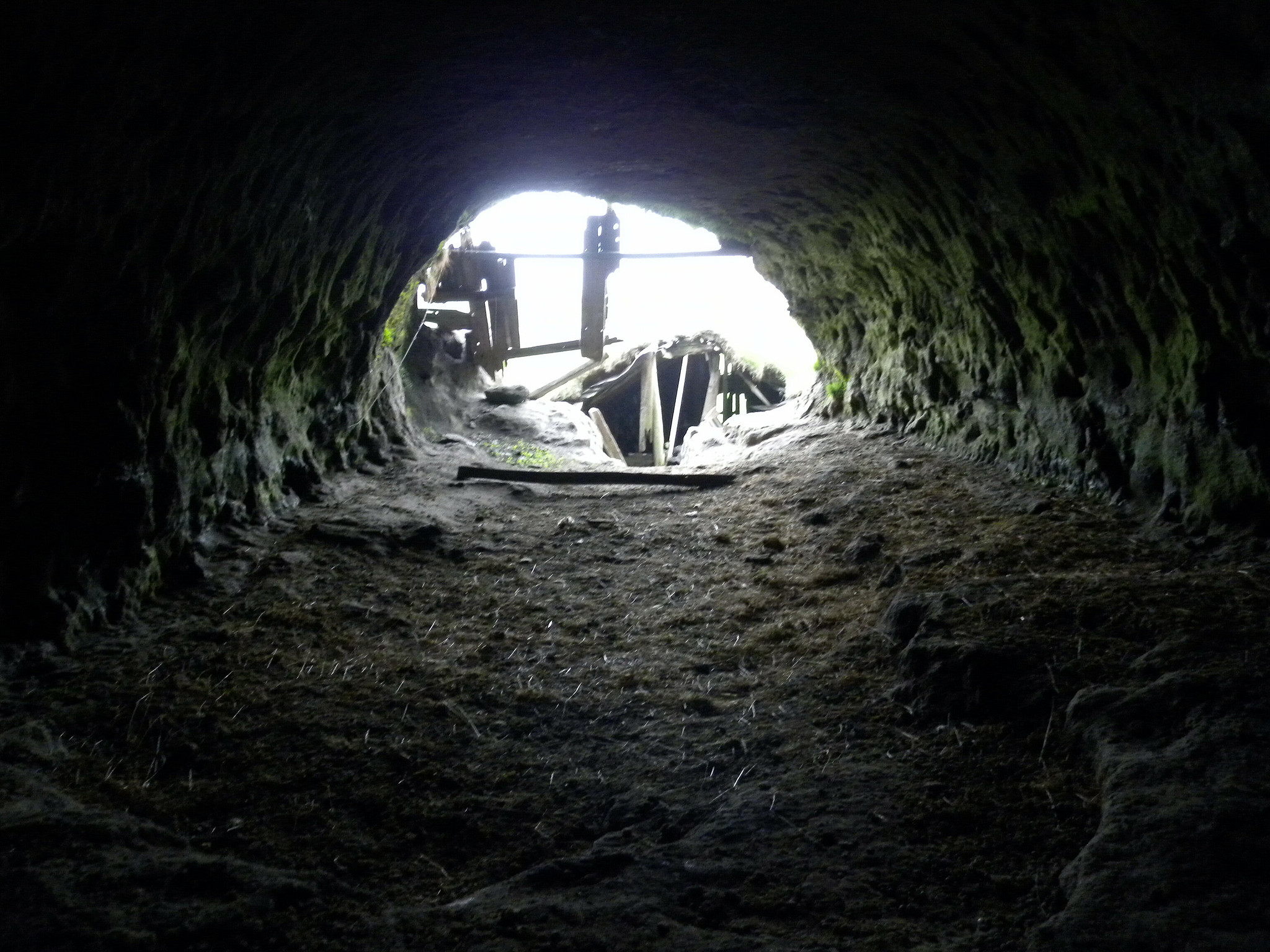 La grotte de Rútshellir et sa bergerie au toit de tourbe la grotte de rutshellir et sa bergerie au toit de tourbe islande 4 la-grotte-de-rutshellir-et-sa-bergerie-au-toit-de-tourbe-islande-4