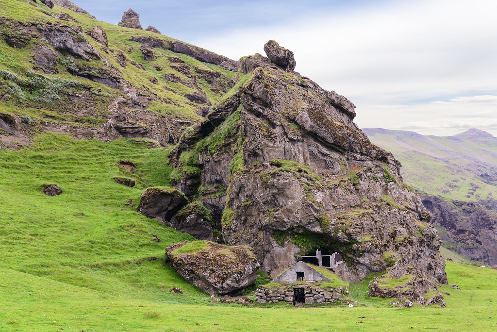 La grotte de Rútshellir et sa bergerie au toit de tourbe la grotte de rutshellir et sa bergerie au toit de tourbe islande 5 la-grotte-de-rutshellir-et-sa-bergerie-au-toit-de-tourbe-islande-5