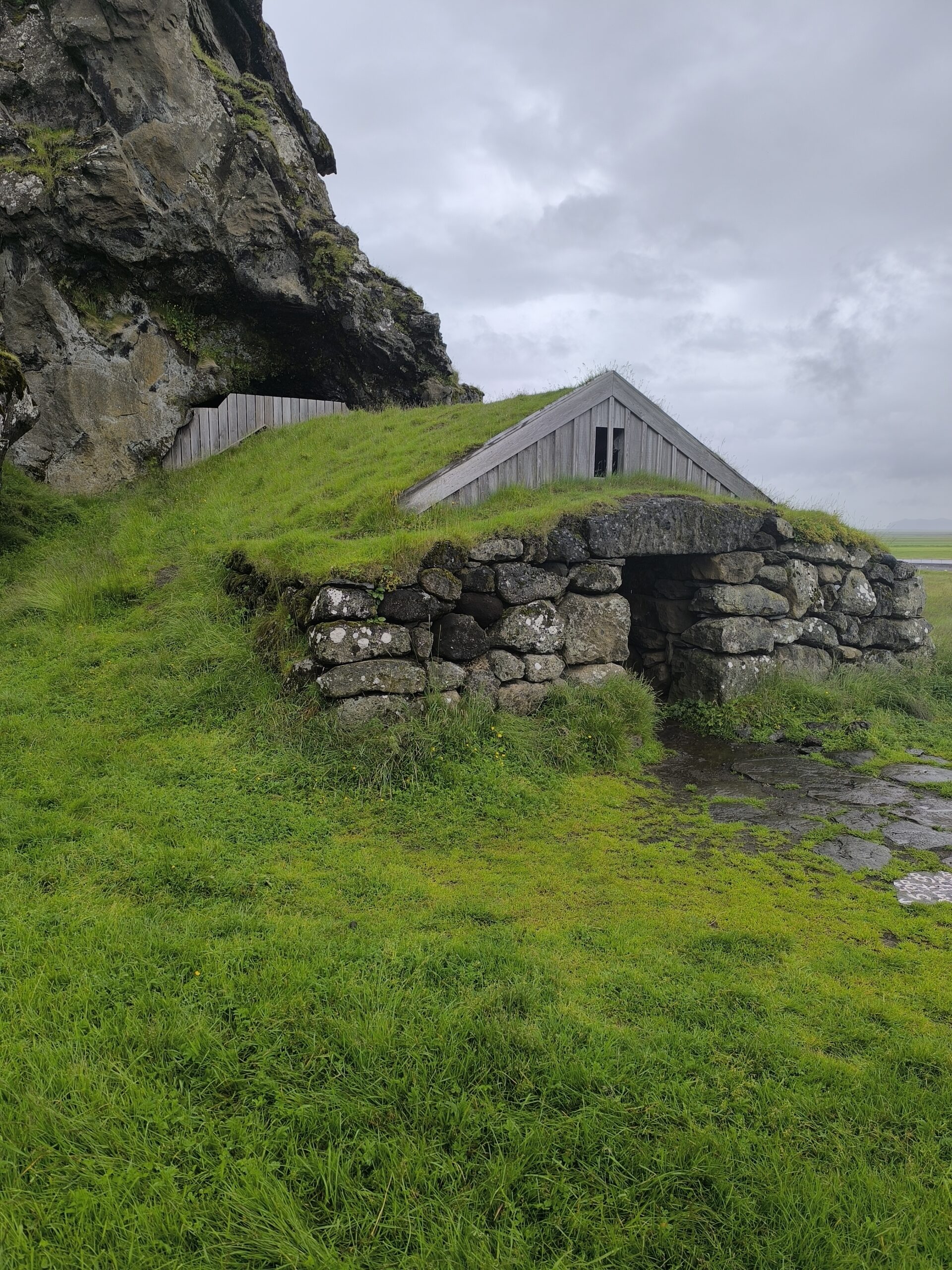 La grotte de Rútshellir et sa bergerie au toit de tourbe la grotte de rutshellir et sa bergerie au toit de tourbe islande 6 scaled la-grotte-de-rutshellir-et-sa-bergerie-au-toit-de-tourbe-islande-6