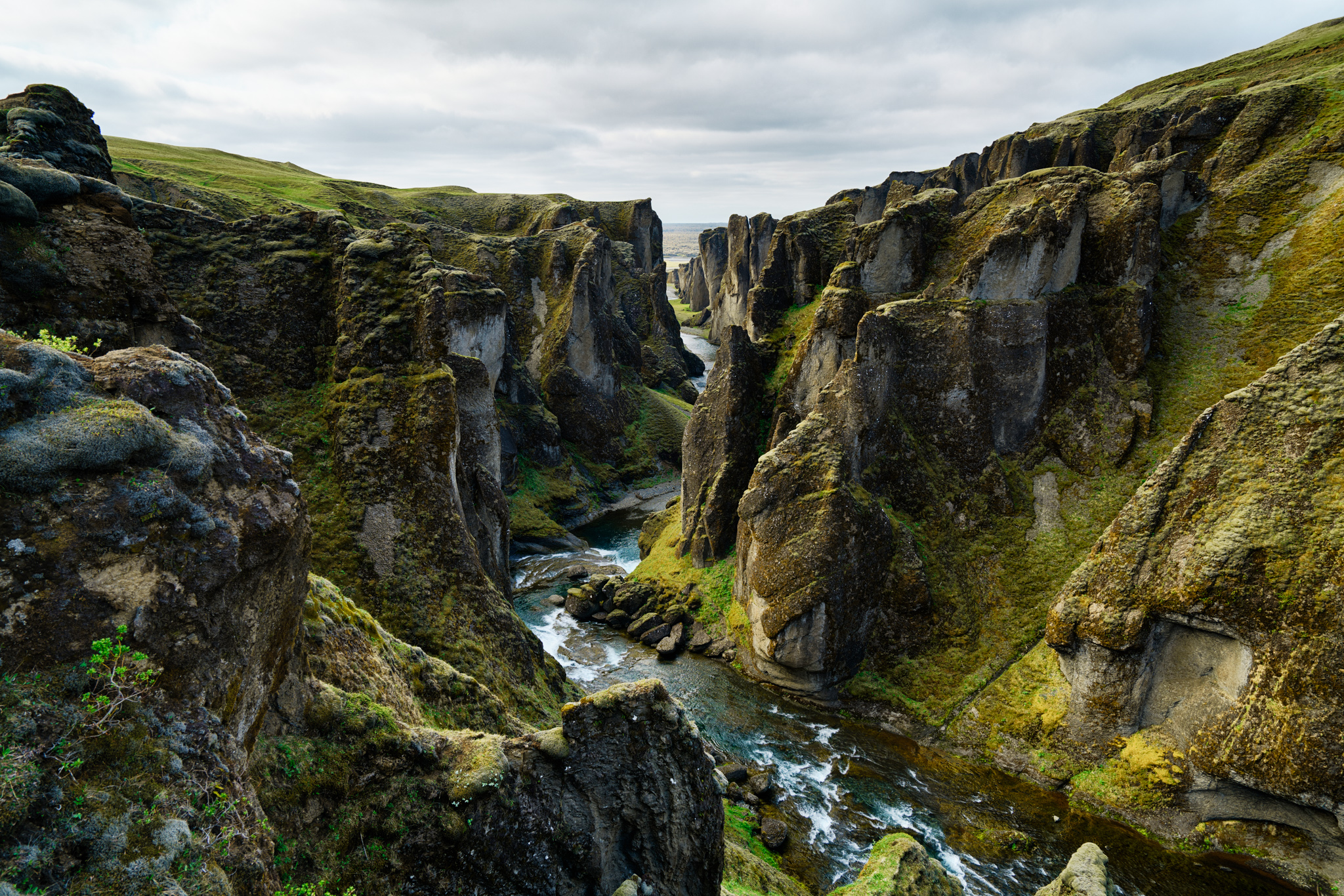 Le fantastique canyon de Fjaðrárgljúfur le fantastique canyon de fjadrargljufur islande 1 le-fantastique-canyon-de-fjadrargljufur-islande-1