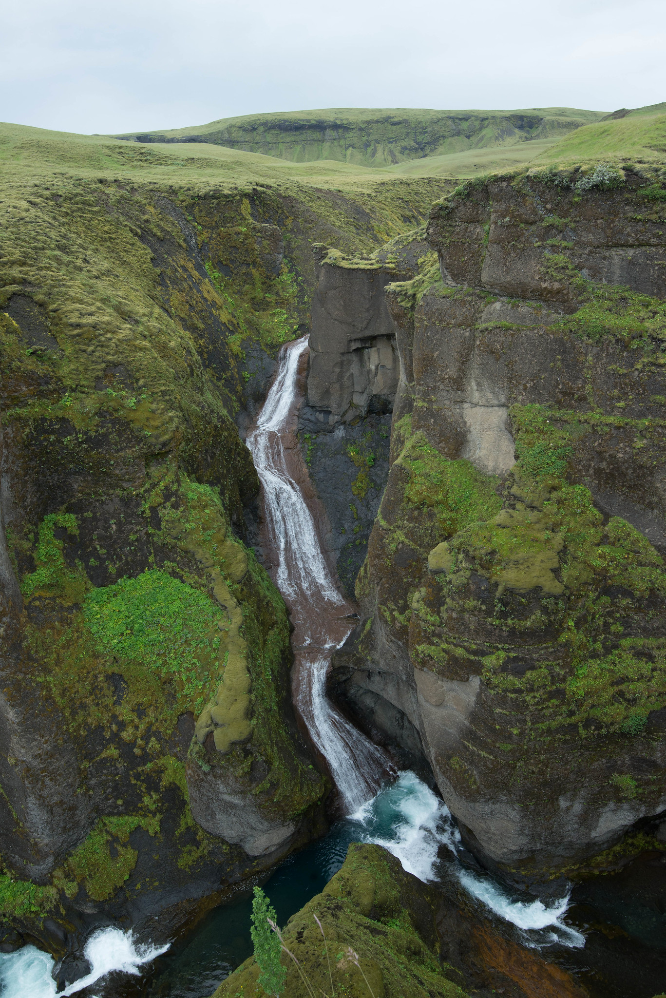 Le fantastique canyon de Fjaðrárgljúfur le fantastique canyon de fjadrargljufur islande 10 le-fantastique-canyon-de-fjadrargljufur-islande-10.