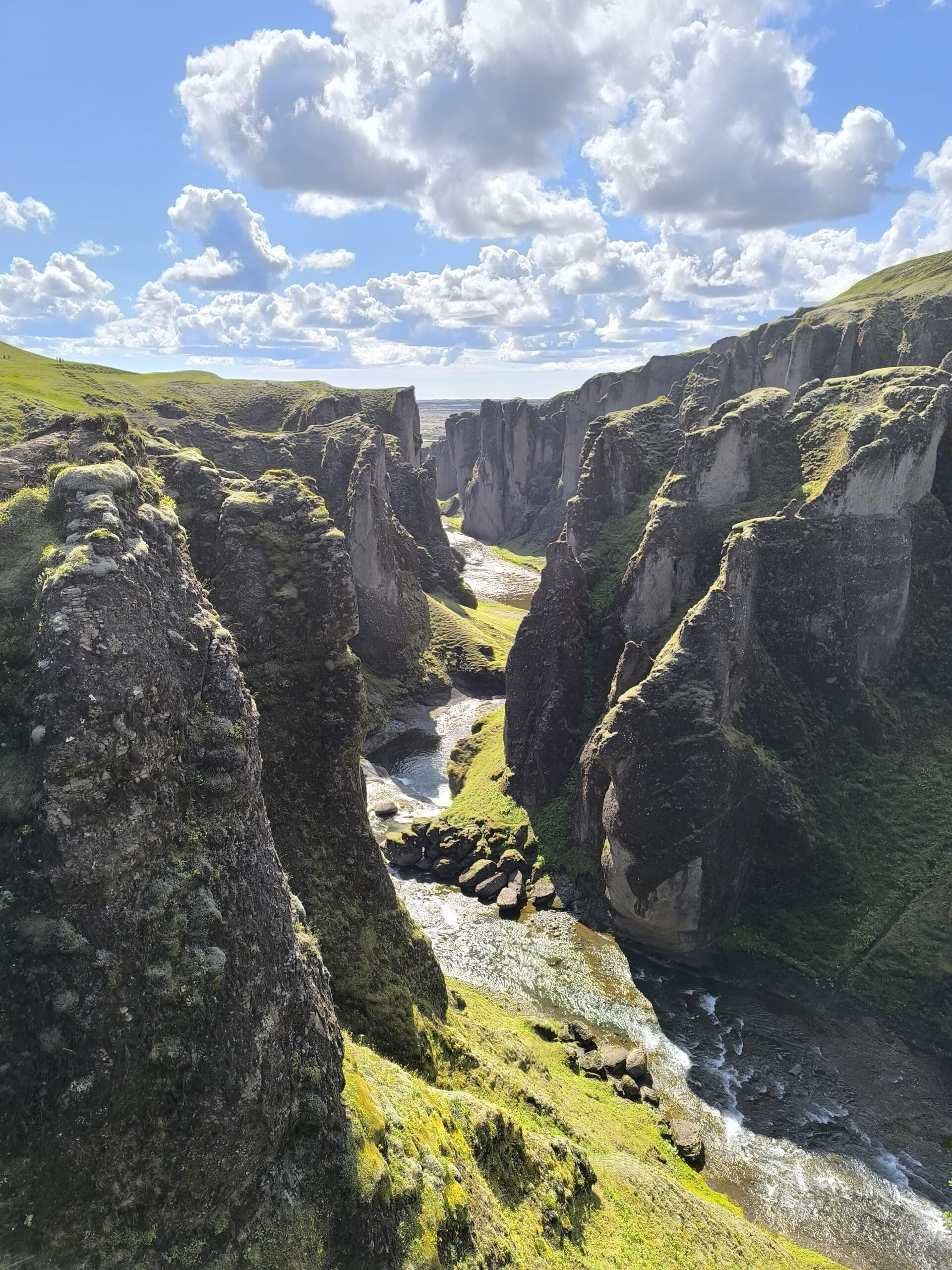 Le fantastique canyon de Fjaðrárgljúfur le fantastique canyon de fjadrargljufur islande 2 scaled le-fantastique-canyon-de-fjadrargljufur-islande-2