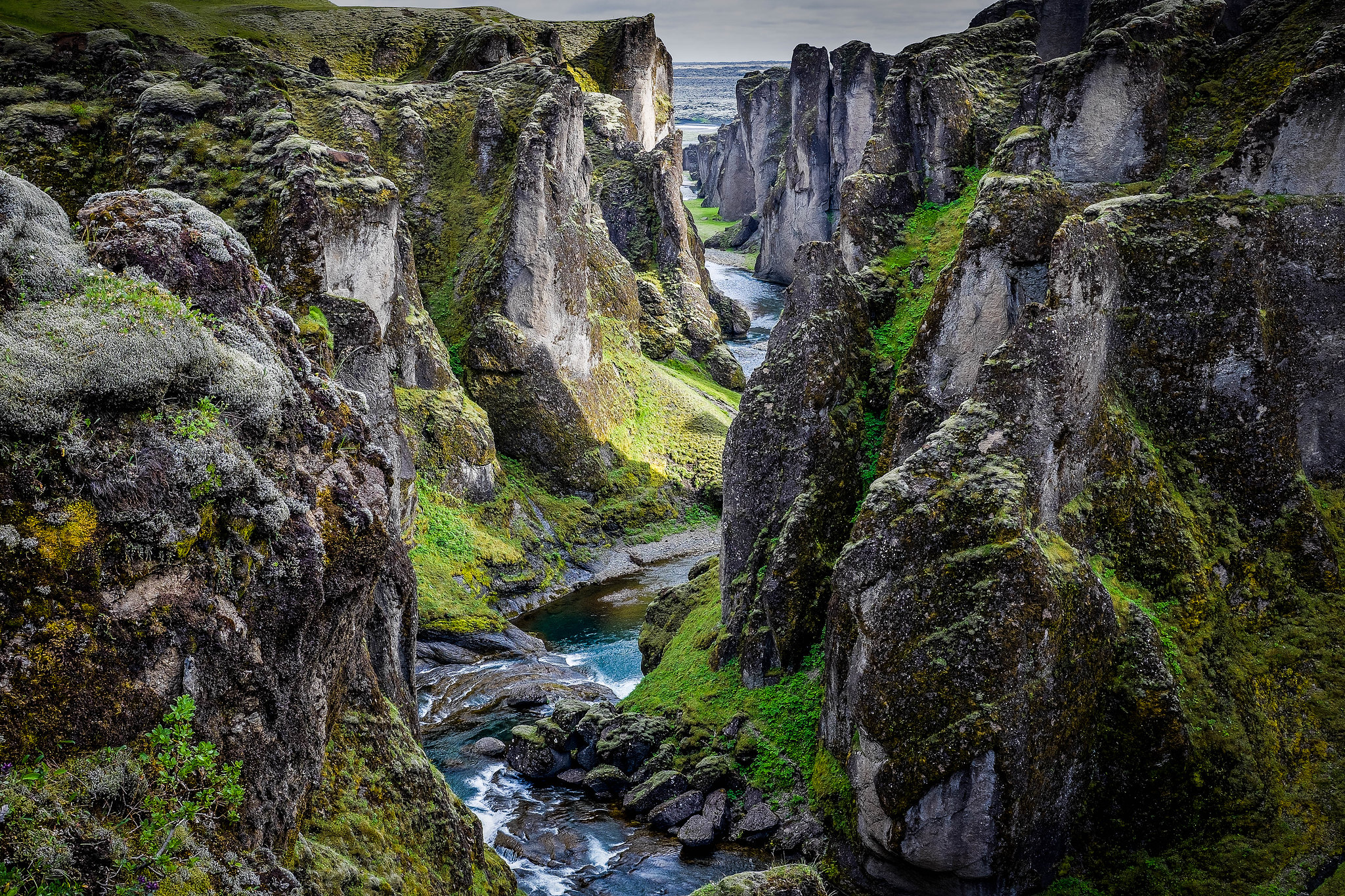Le fantastique canyon de Fjaðrárgljúfur le fantastique canyon de fjadrargljufur islande 3 le-fantastique-canyon-de-fjadrargljufur-islande-3