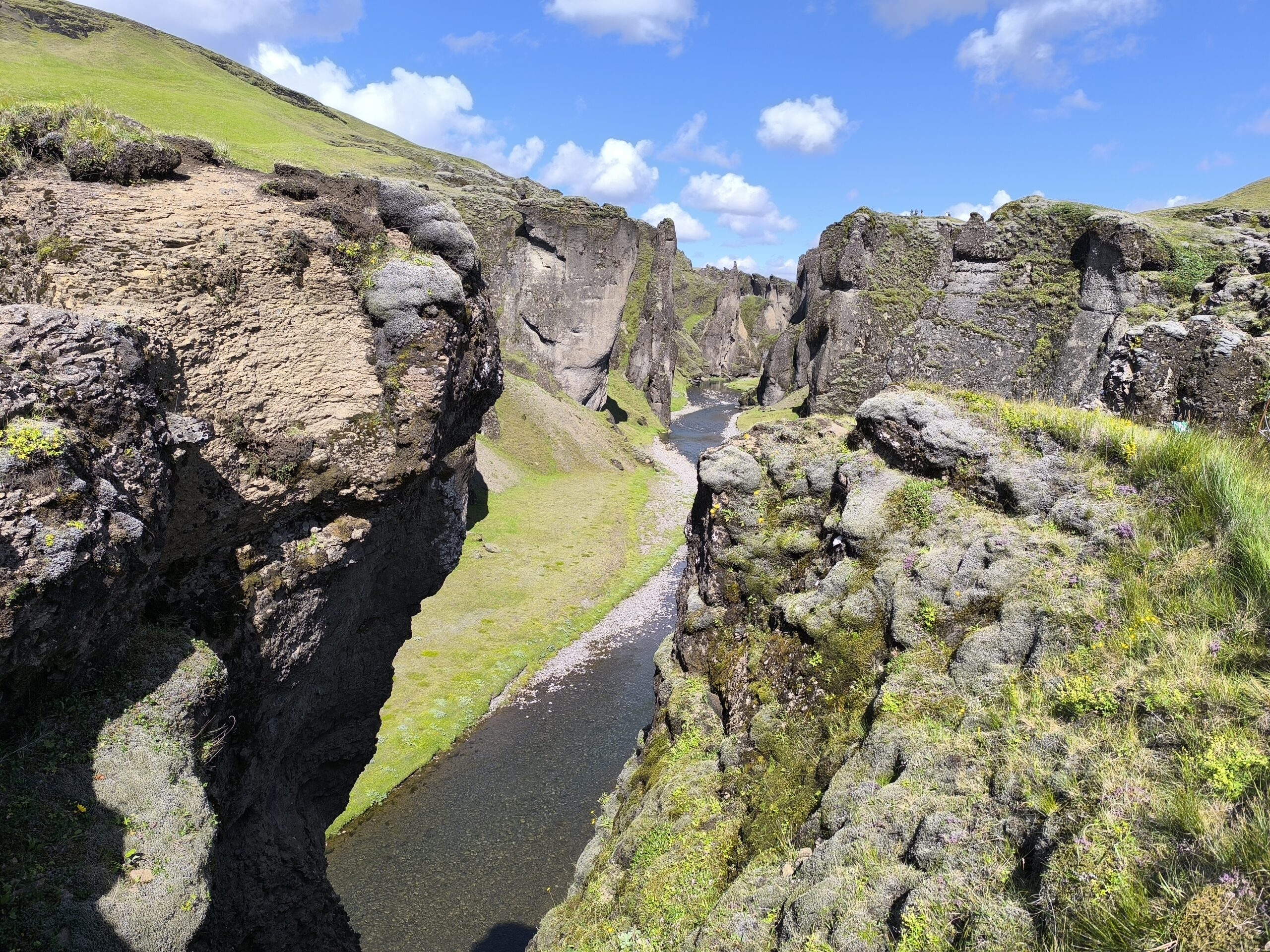 Le fantastique canyon de Fjaðrárgljúfur le fantastique canyon de fjadrargljufur islande 6 scaled le-fantastique-canyon-de-fjadrargljufur-islande-6