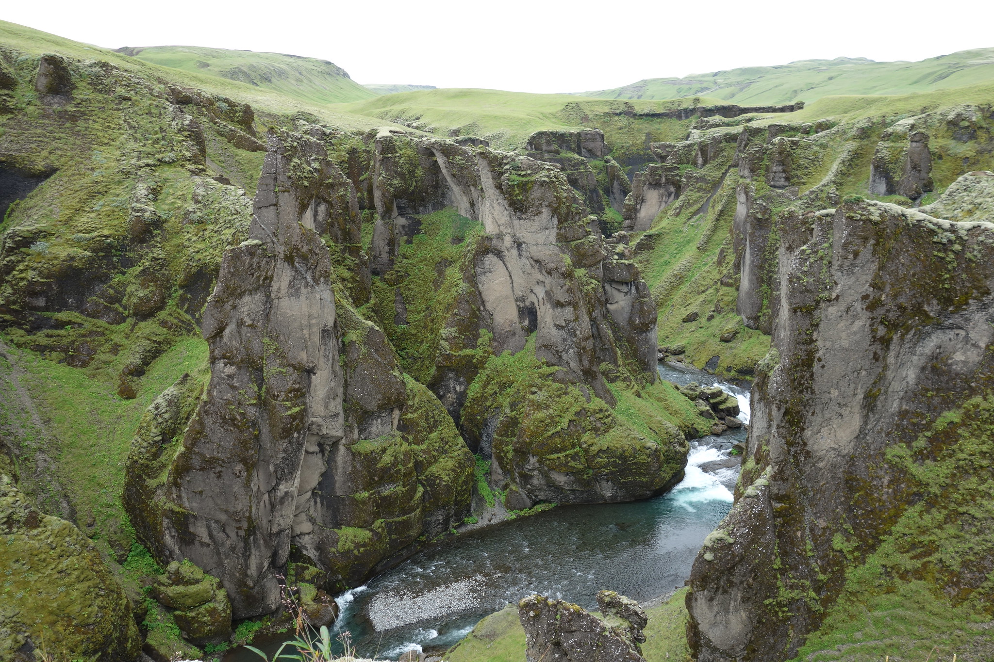 Le fantastique canyon de Fjaðrárgljúfur le fantastique canyon de fjadrargljufur islande 7 le-fantastique-canyon-de-fjadrargljufur-islande-7