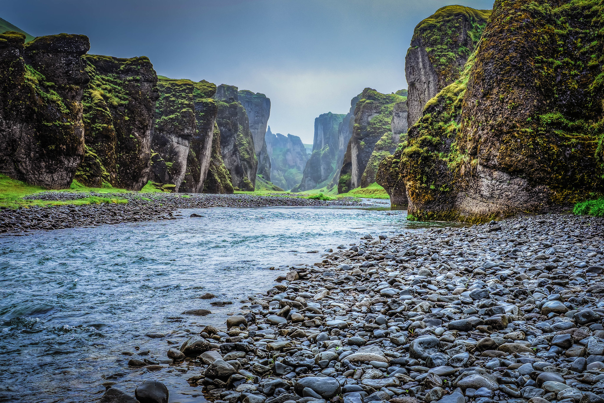 Le fantastique canyon de Fjaðrárgljúfur le fantastique canyon de fjadrargljufur islande 9 le-fantastique-canyon-de-fjadrargljufur-islande-9.