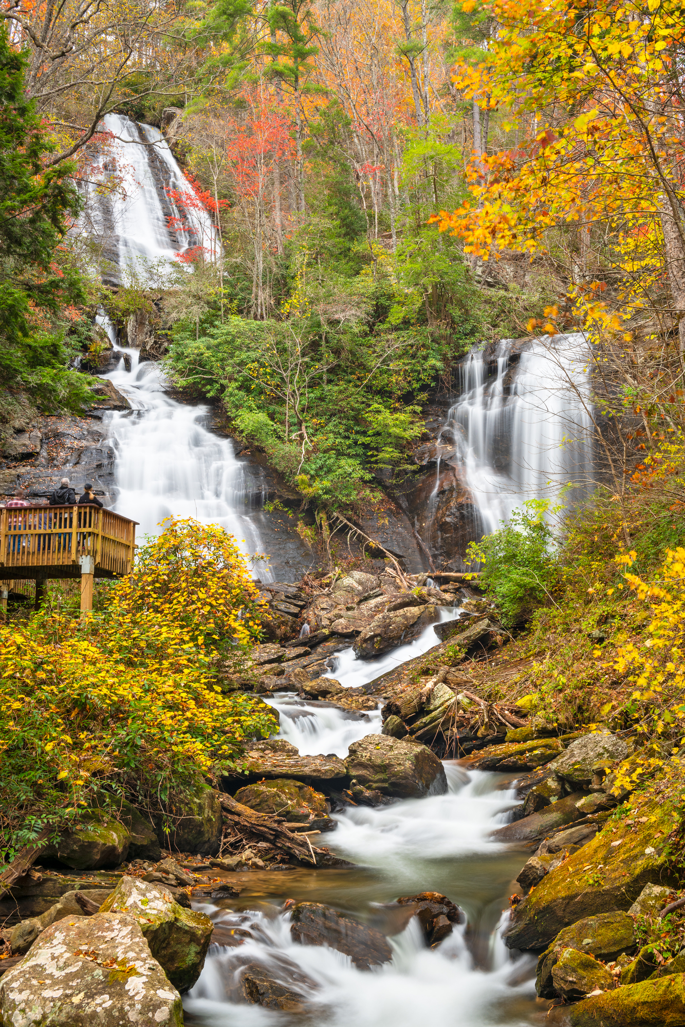 Les cascades jumelles de Anna Ruby sont merveilleuses à l'automne les cascades jumelles de anna ruby falls merveilleuses a lautomne georgie usa 2 les-cascades-jumelles-de-anna-ruby-falls-merveilleuses-a-lautomne-georgie-usa-2