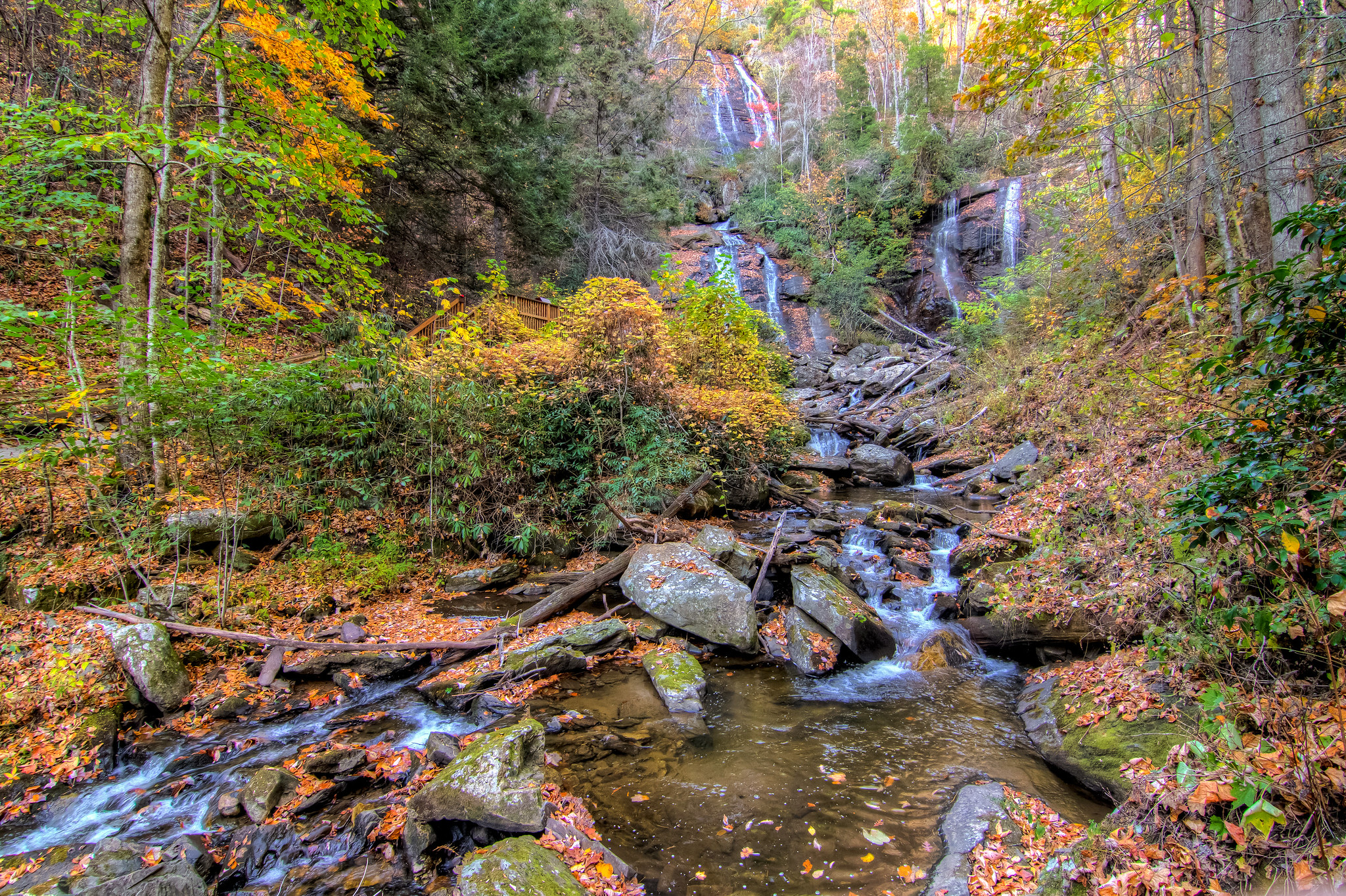 Les cascades jumelles de Anna Ruby sont merveilleuses à l'automne les cascades jumelles de anna ruby falls merveilleuses a lautomne georgie usa 4 les-cascades-jumelles-de-anna-ruby-falls-merveilleuses-a-lautomne-georgie-usa-4