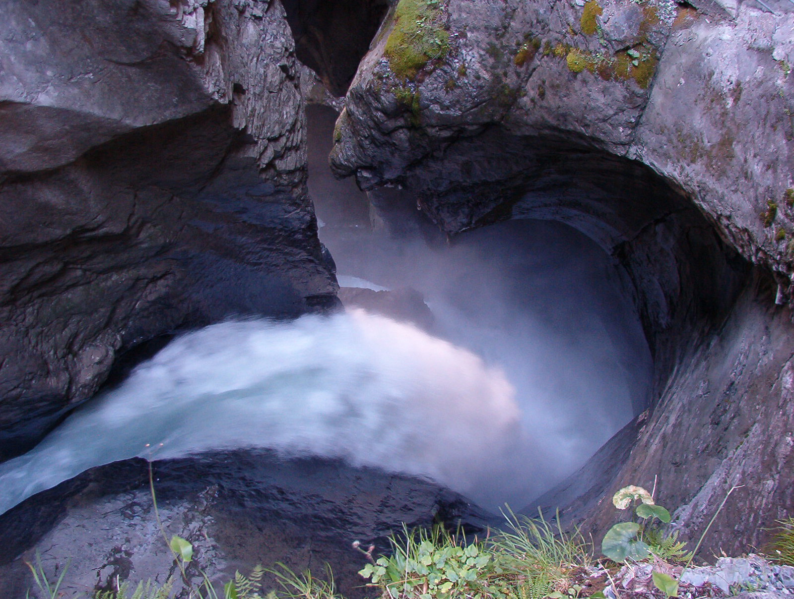 Les chutes du Trümmelbach, la plus grande cascade souterraine d'Europe les chutes du trummelbach plus grande cascade souterraine d europe 1 les-chutes-du-trummelbach-plus-grande-cascade-souterraine-d-europe-1