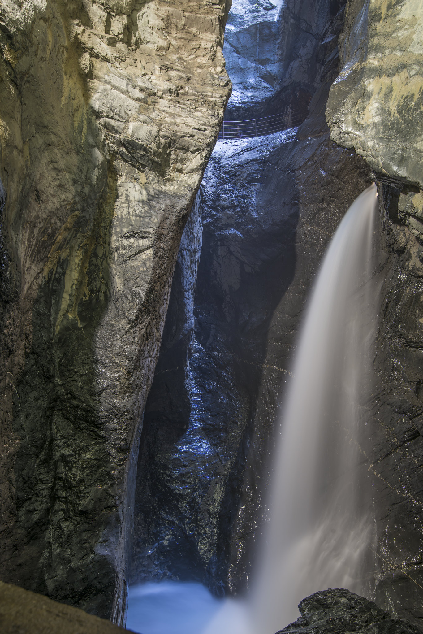Les chutes du Trümmelbach, la plus grande cascade souterraine d'Europe les chutes du trummelbach plus grande cascade souterraine d europe 3 les-chutes-du-trummelbach-plus-grande-cascade-souterraine-d-europe-3