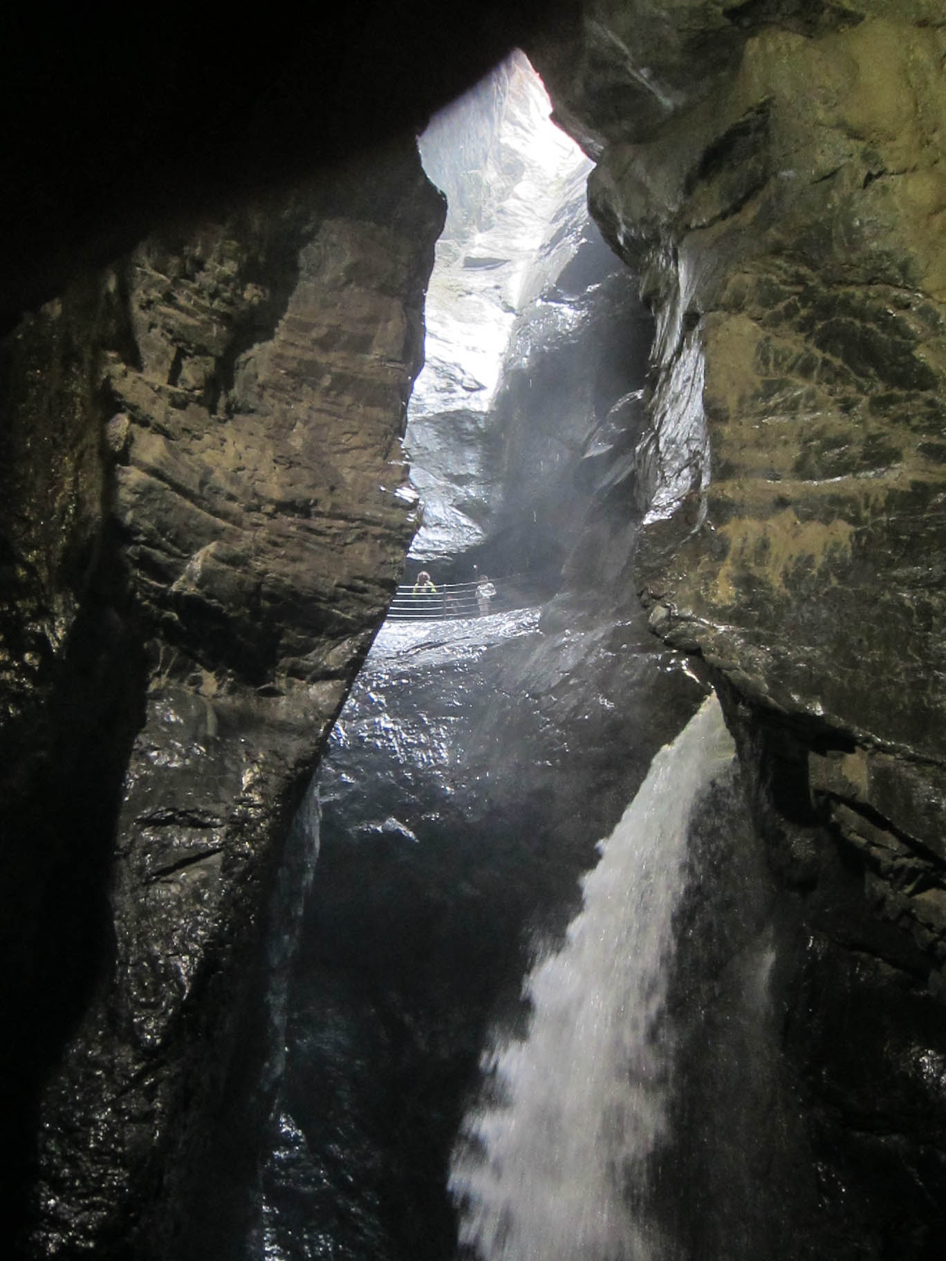 Les chutes du Trümmelbach, la plus grande cascade souterraine d'Europe les chutes du trummelbach plus grande cascade souterraine d europe 5 les-chutes-du-trummelbach-plus-grande-cascade-souterraine-d-europe-5