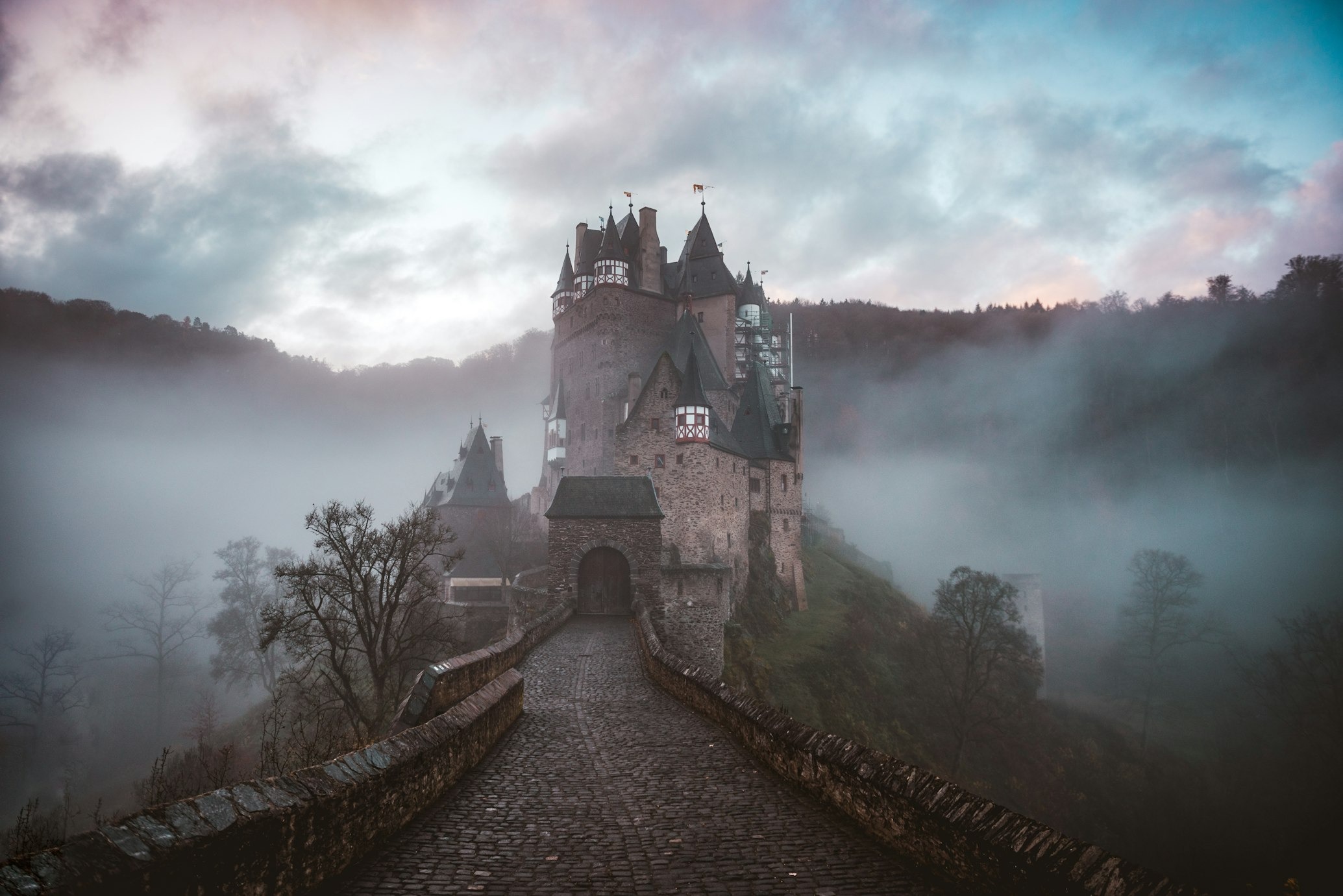 Le château d'Eltz : forteresse de conte de fées allemande le chateau d eltz forteresse de conte de fees allemande moselle elzbach 1 le-chateau-d-eltz-forteresse-de-conte-de-fees-allemande-moselle-elzbach-1