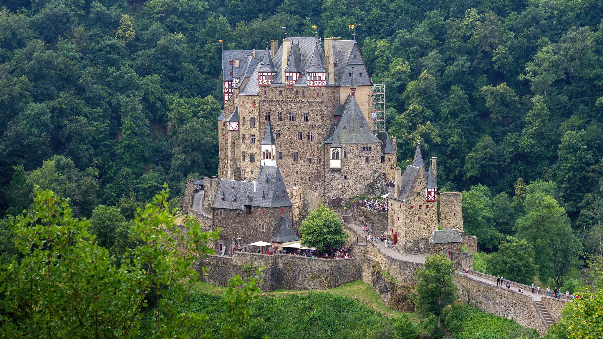 Le château d'Eltz : forteresse de conte de fées allemande le chateau d eltz forteresse de conte de fees allemande moselle elzbach 2 le-chateau-d-eltz-forteresse-de-conte-de-fees-allemande-moselle-elzbach-2