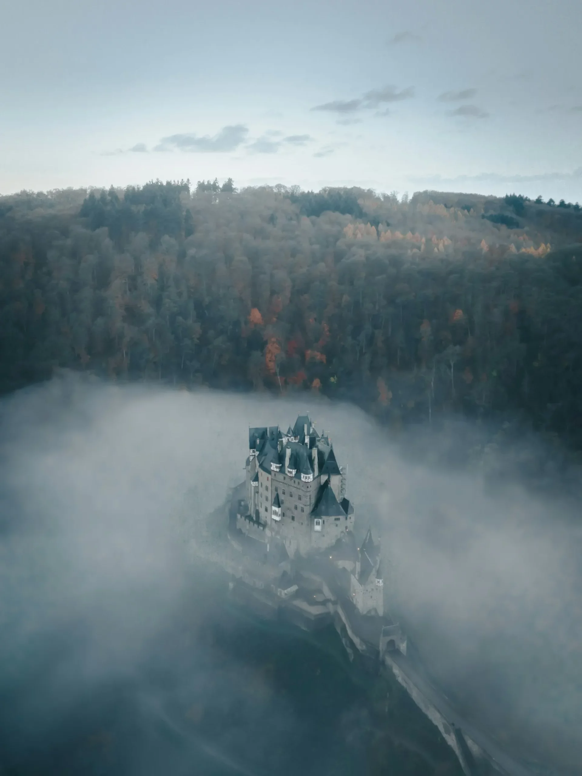 Le château d'Eltz : forteresse de conte de fées allemande le chateau d eltz forteresse de conte de fees allemande moselle elzbach 4 scaled le-chateau-d-eltz-forteresse-de-conte-de-fees-allemande-moselle-elzbach-4