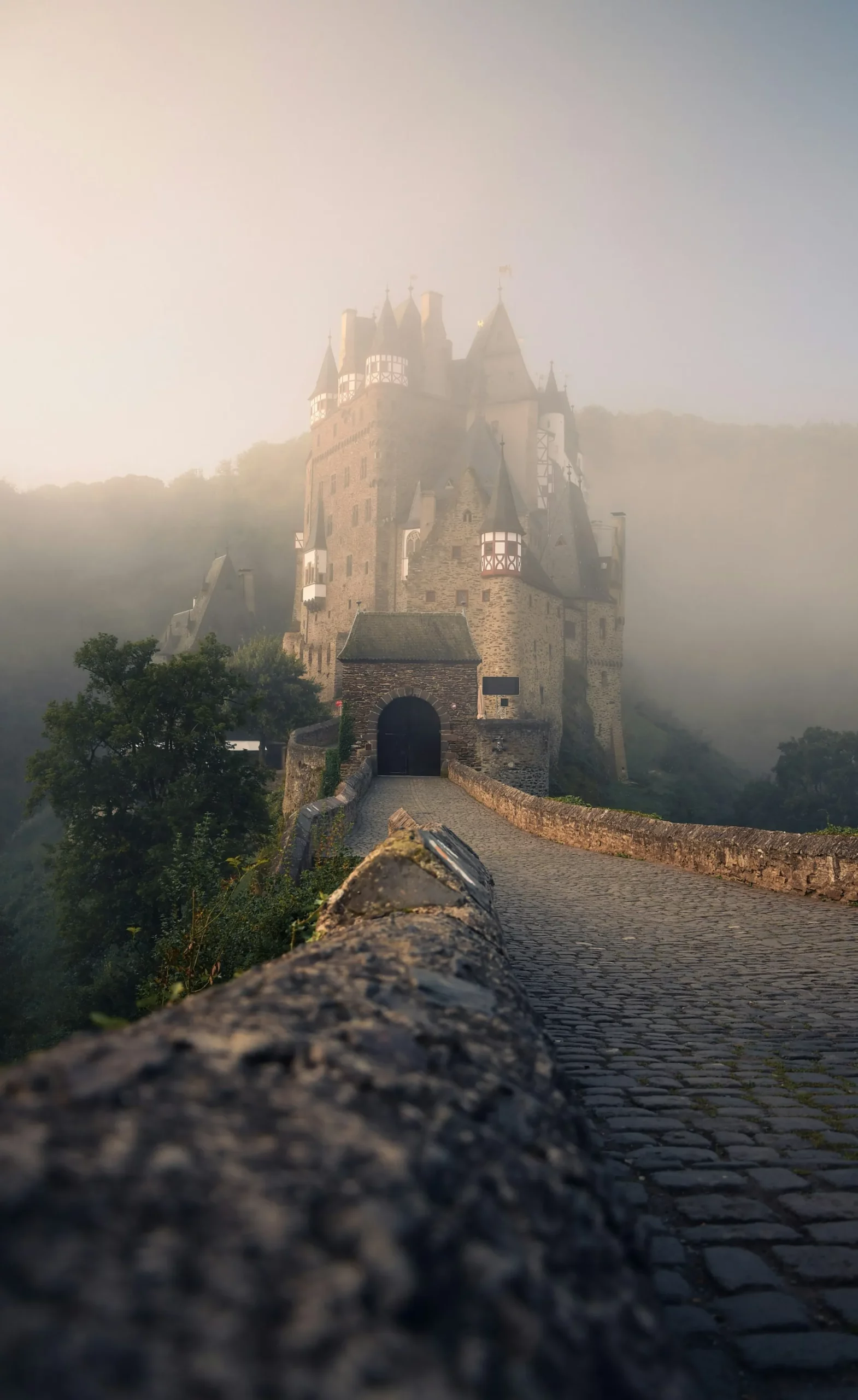 Le château d'Eltz : forteresse de conte de fées allemande le chateau d eltz forteresse de conte de fees allemande moselle elzbach 6 scaled le-chateau-d-eltz-forteresse-de-conte-de-fees-allemande-moselle-elzbach-6