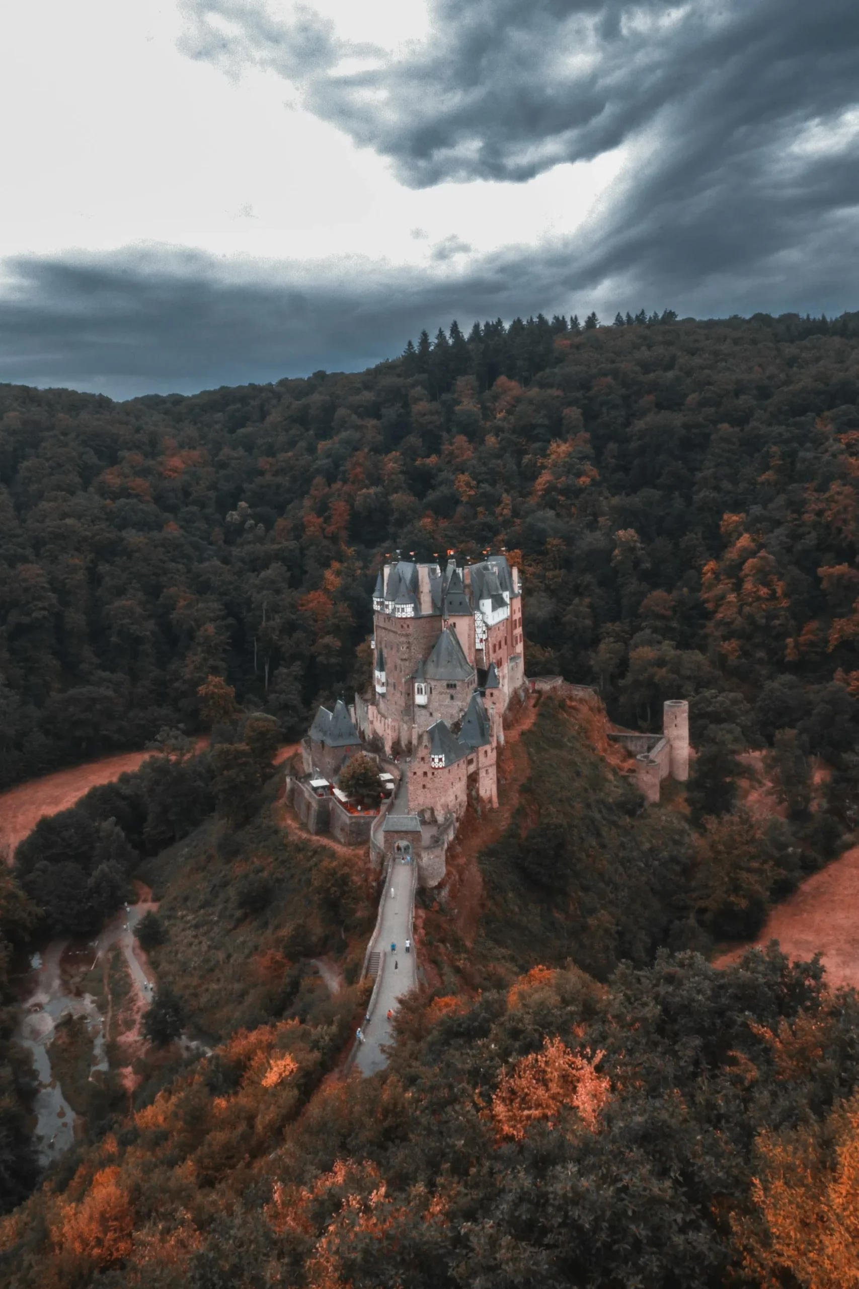 Le château d'Eltz : forteresse de conte de fées allemande le chateau d eltz forteresse de conte de fees allemande moselle elzbach 9 scaled le-chateau-d-eltz-forteresse-de-conte-de-fees-allemande-moselle-elzbach-9