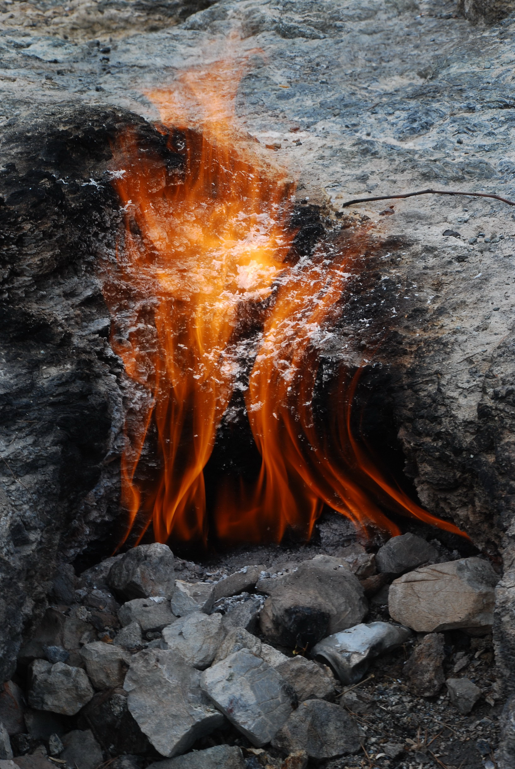 Yanartaş, la flamme éternelle de Turquie yanartas chimeraera la flamme eternelle de turquie 5 yanartas-chimeraera-la-flamme-eternelle-de-turquie-5