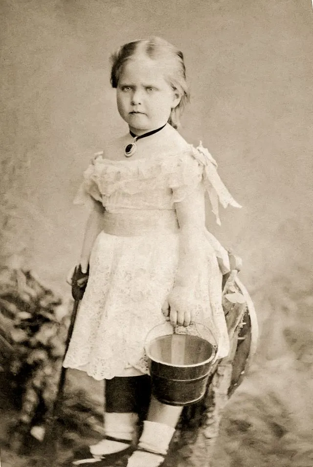 20 portraits de la princesse Alix de Hess-Darmstadt qui deviendra l'impératrice Alexandra Feodorovna 20 portraits de la princesse alix de hess darmstadt qui deviendra limperatrice alexandra feodorovna 11 20-portraits-de-la-princesse-alix-de-hess-darmstadt-qui-deviendra-limperatrice-alexandra-feodorovna-11